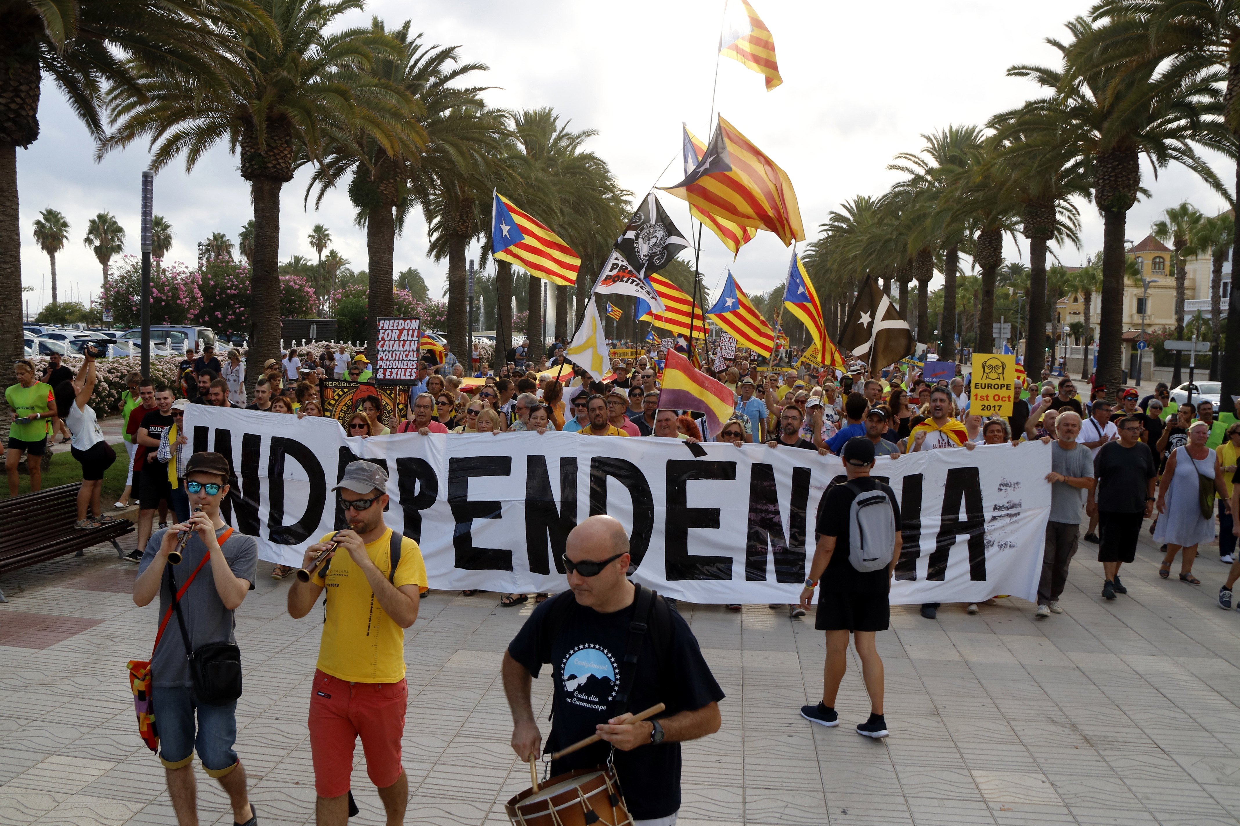 Multitudinària passejada per la independència a Salou