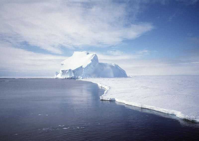 Uno de los 10 icebergs mayores de la Antártida, a punto de desprenderse
