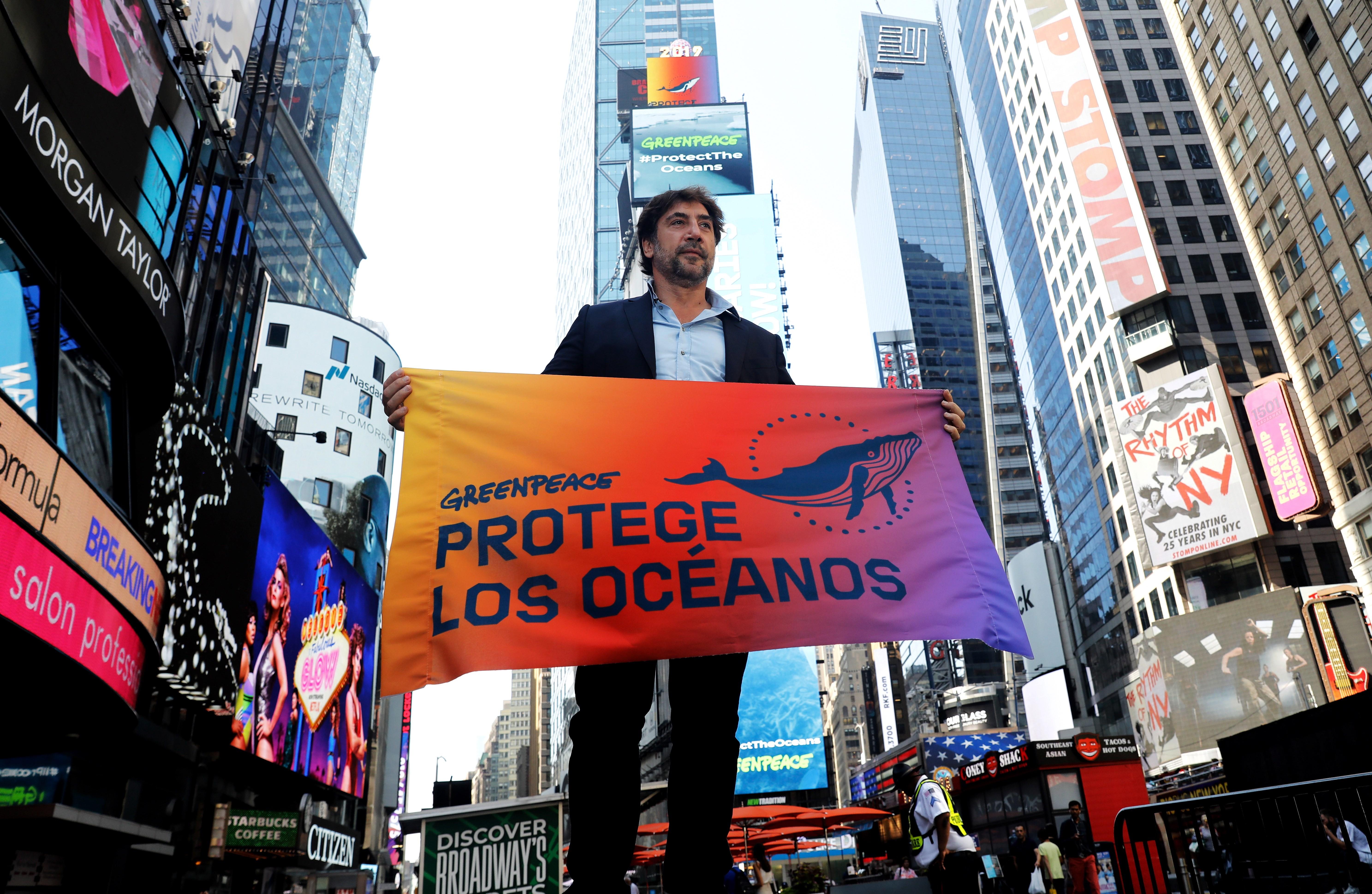 Javier Bardem apela a la ONU a proteger los océanos desde Times Square