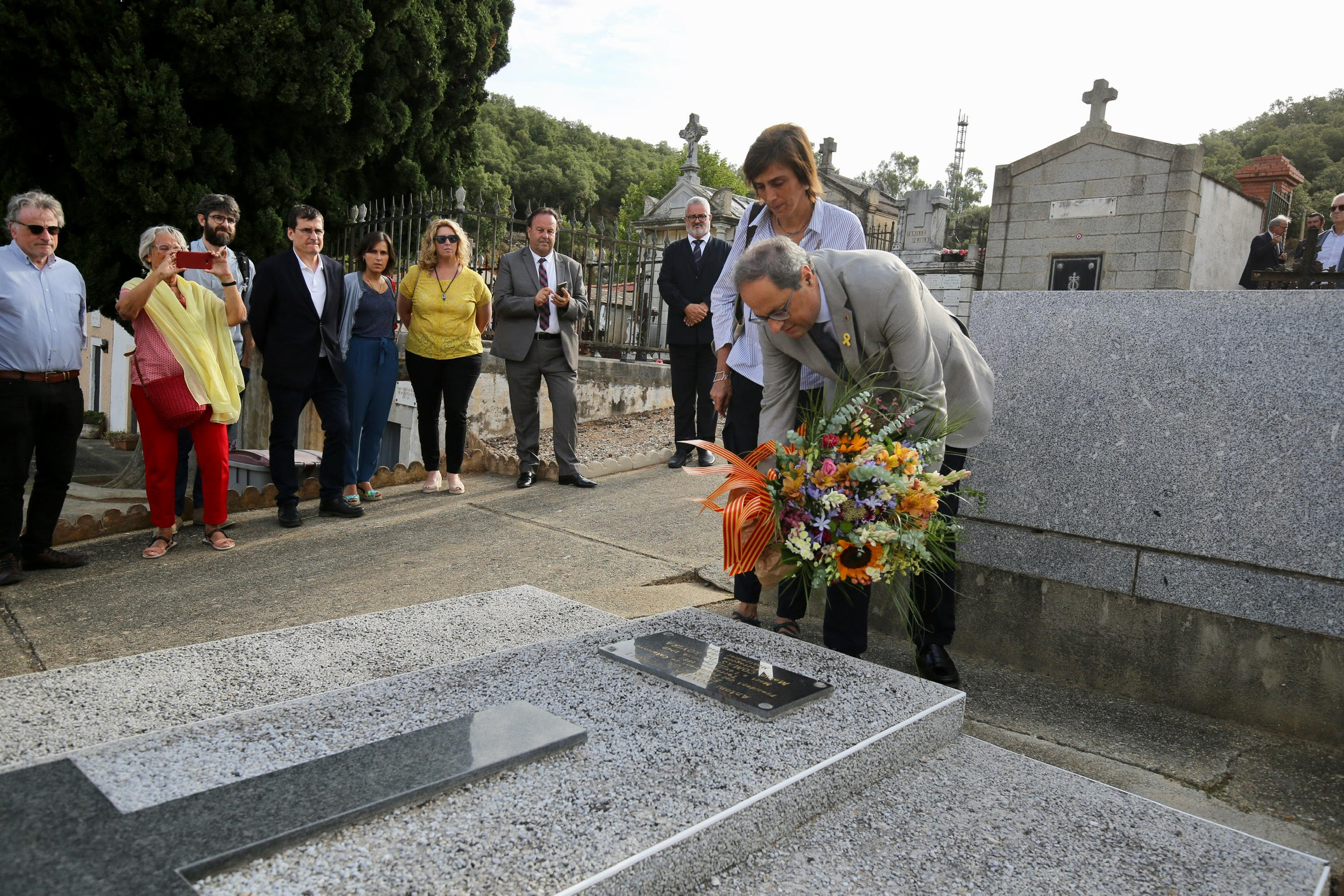 Torra realiza una ofrenda floral en la tumba de Rovira i Virgili