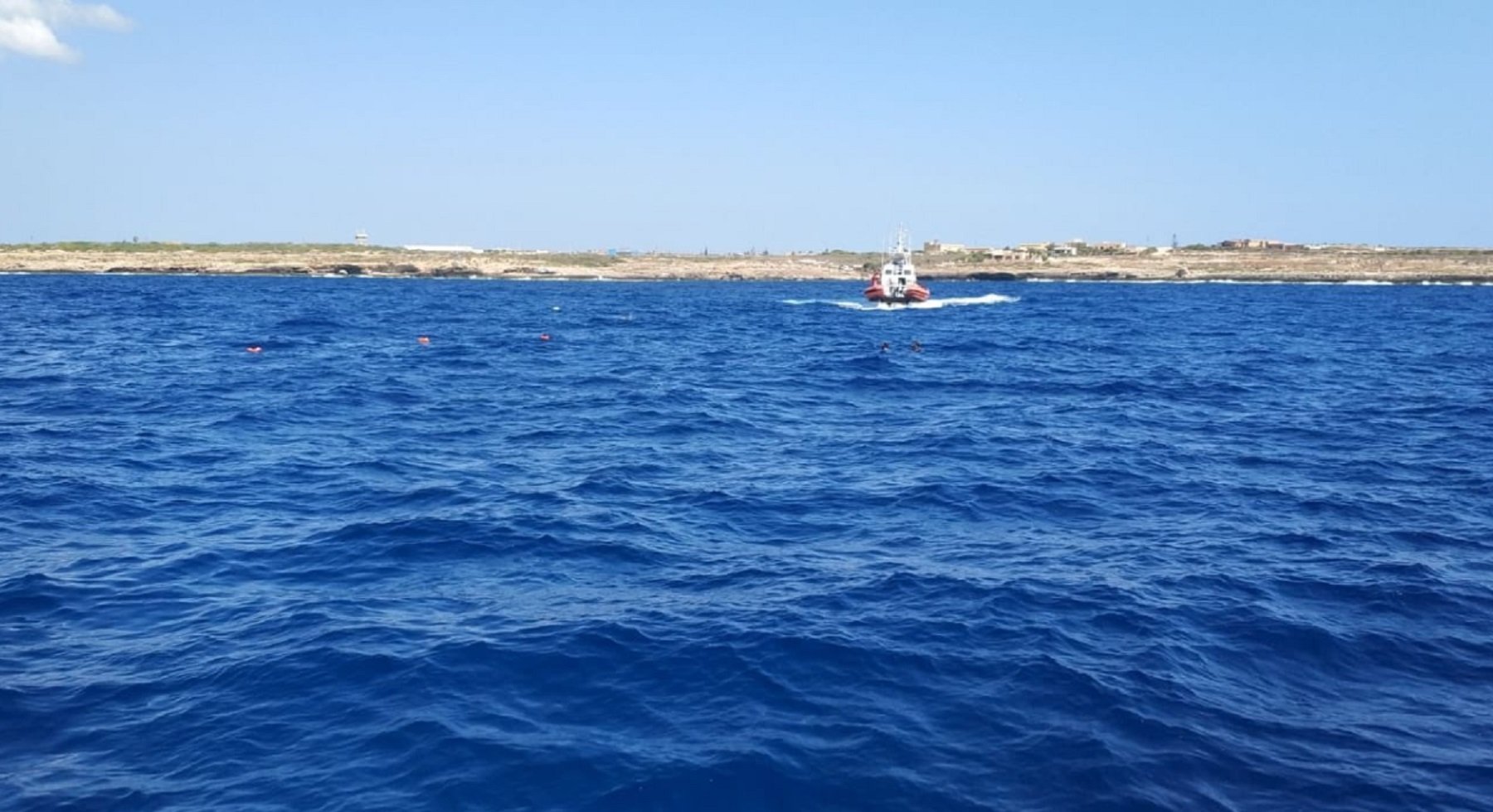 VÍDEO | 15 migrants de l'Open Arms es tiren a l'aigua desesperats