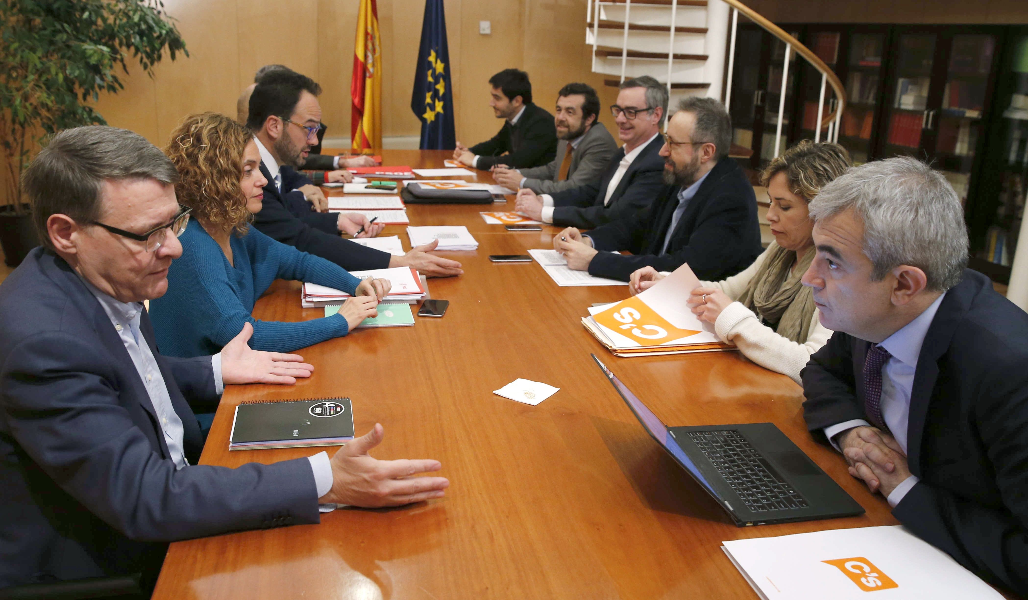 C's y Podemos aprueban en parte el plan de gobierno del PSOE