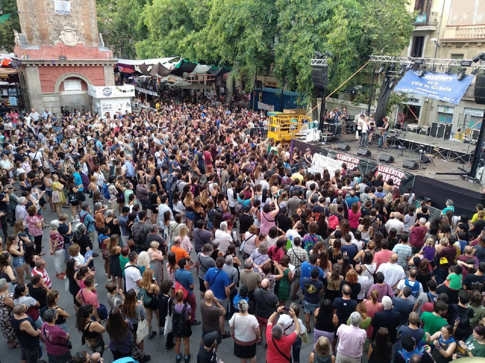 Centenars de persones clamen a Gràcia contra la violació durant la Festa Major