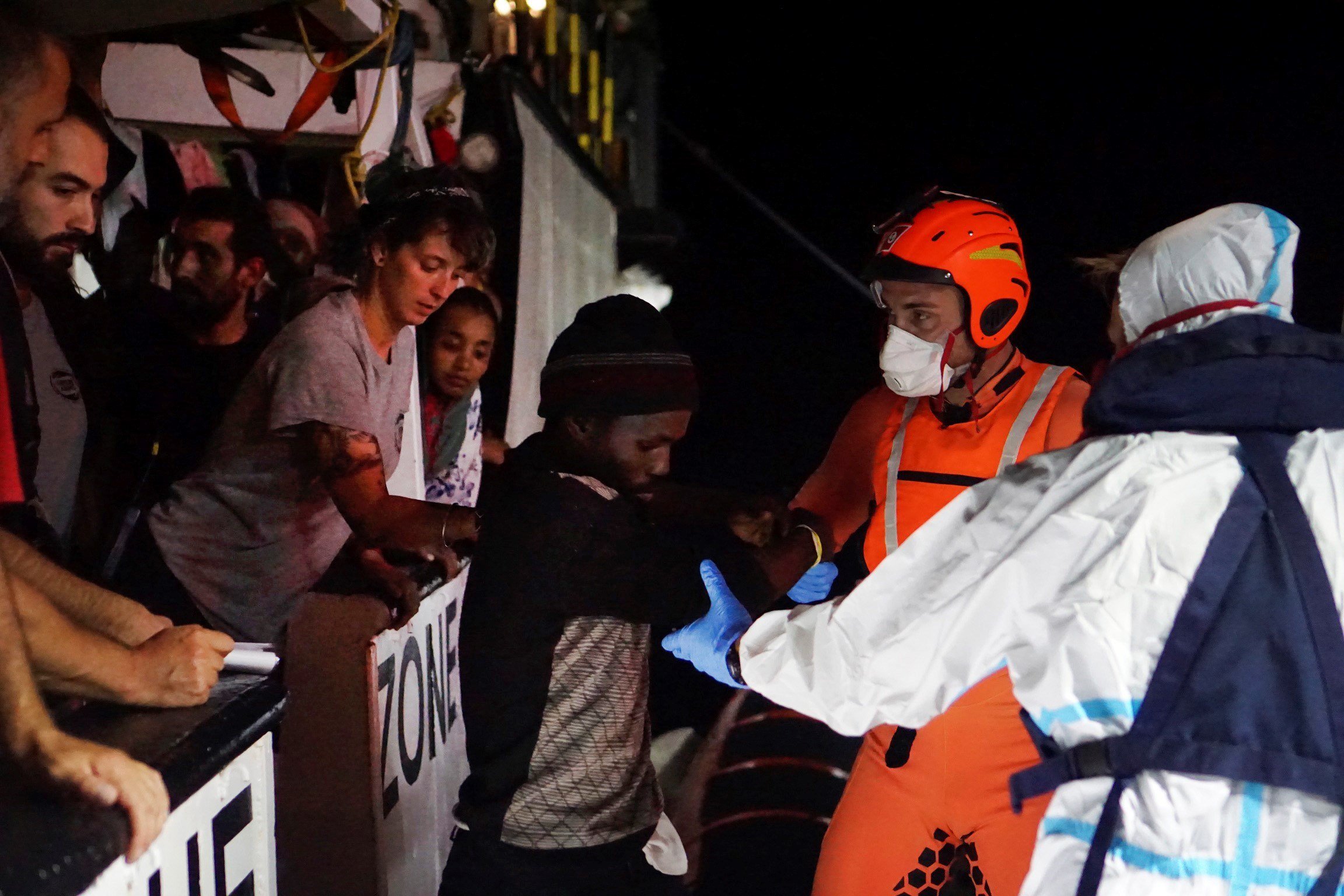 L'Open Arms desembarca al port de Lampedusa