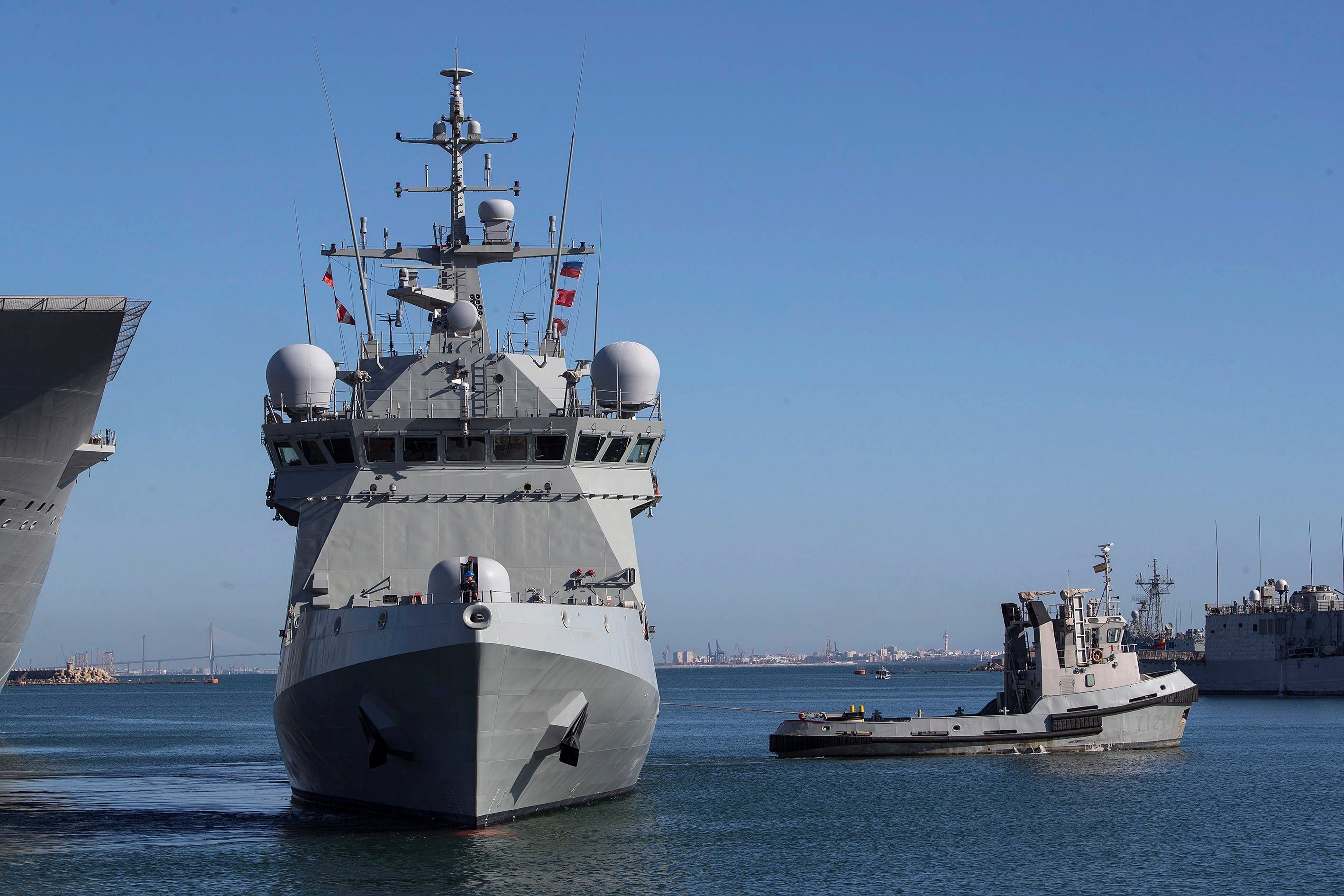 El vaixell de l'Armada segueix el seu camí a Lampedusa per si s'activa el repartiment de migrants