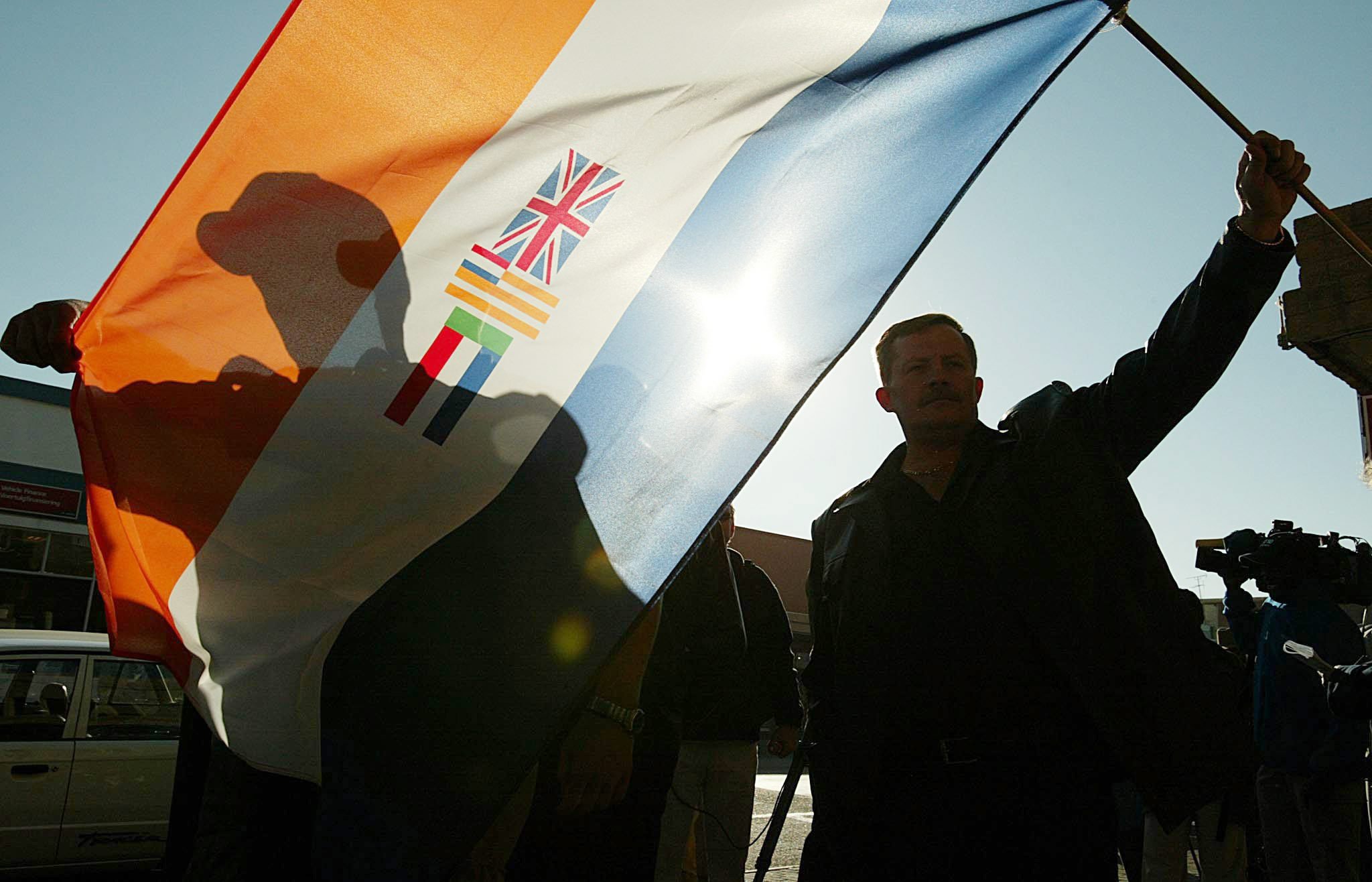 Enarborar la bandera de l'apartheid a Sud-àfrica serà delicte d'odi