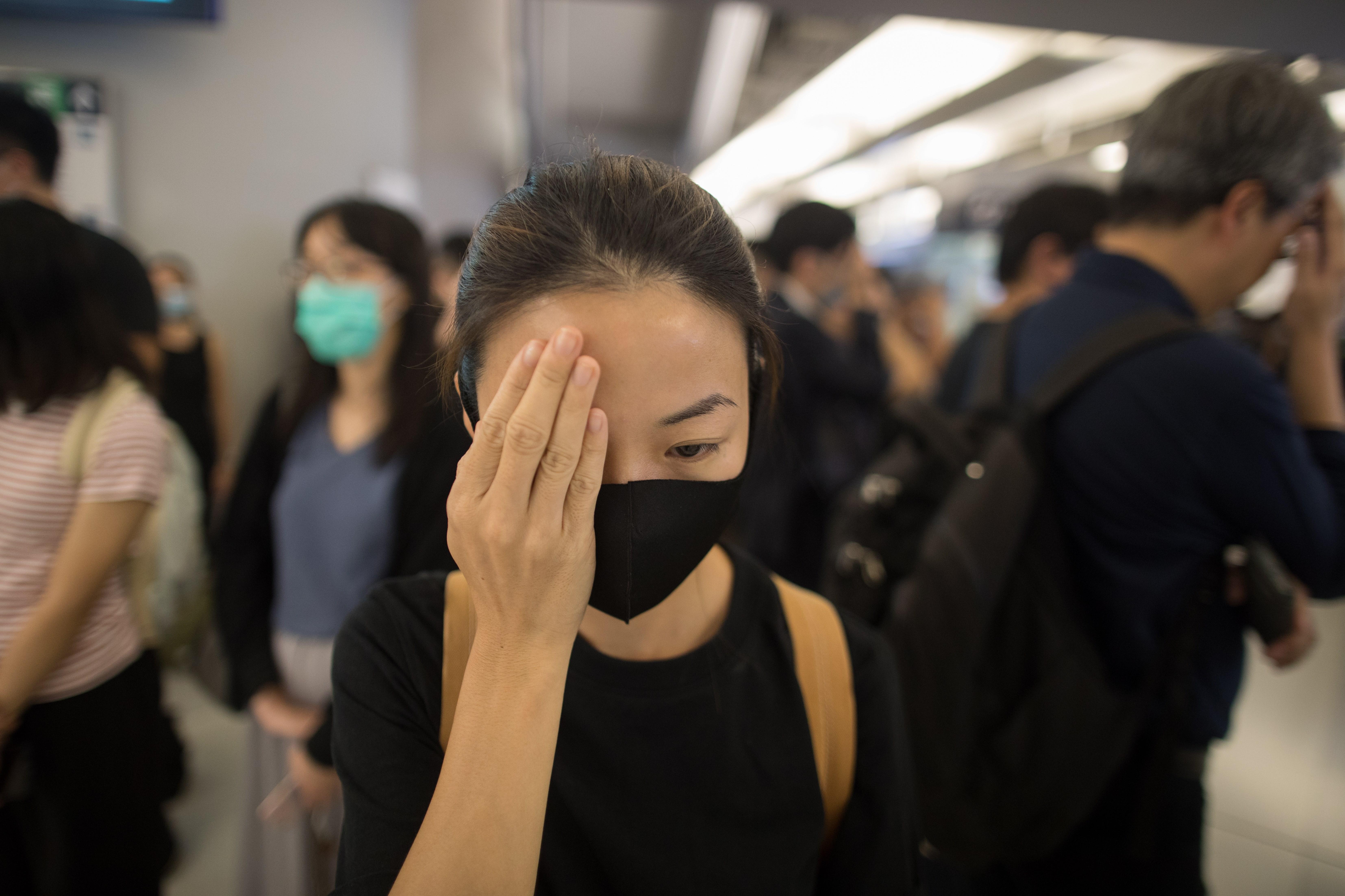 VÍDEO | Los manifestantes de Hong Kong tumban una inmensa farola inteligente para no ser reconocidos