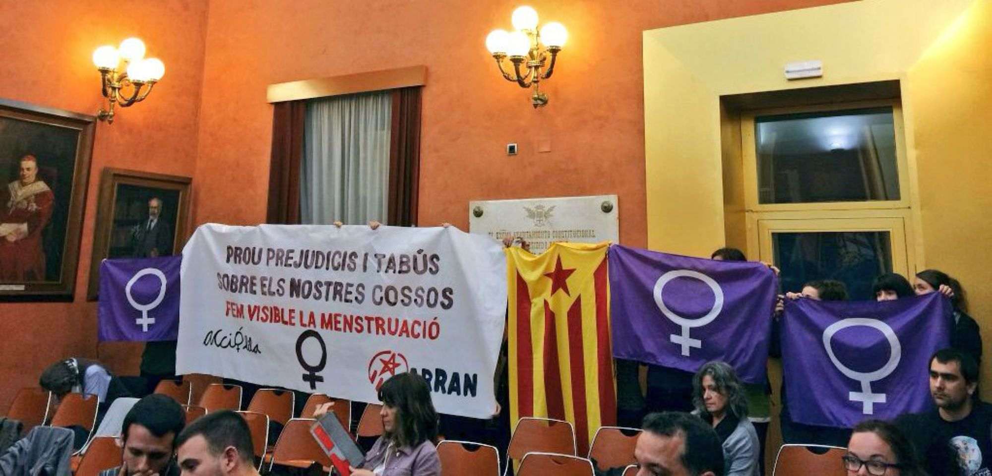 Manresa aprueba una moción de CDC y ERC sobre compresas alternativa a la de la CUP