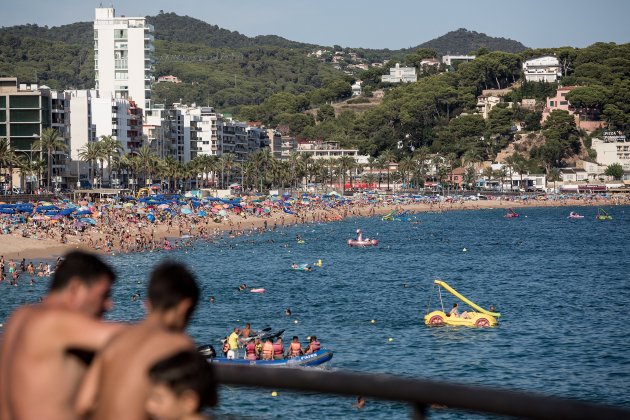 lloret de mar massificacio platja turisme estiu turistes sol mar costa brava - Carles Palacio