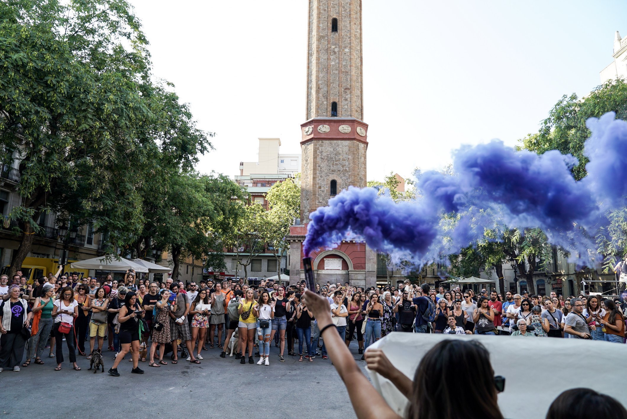 Unas 200 personas protestan contra las violaciones en la Fiesta Mayor de Gràcia