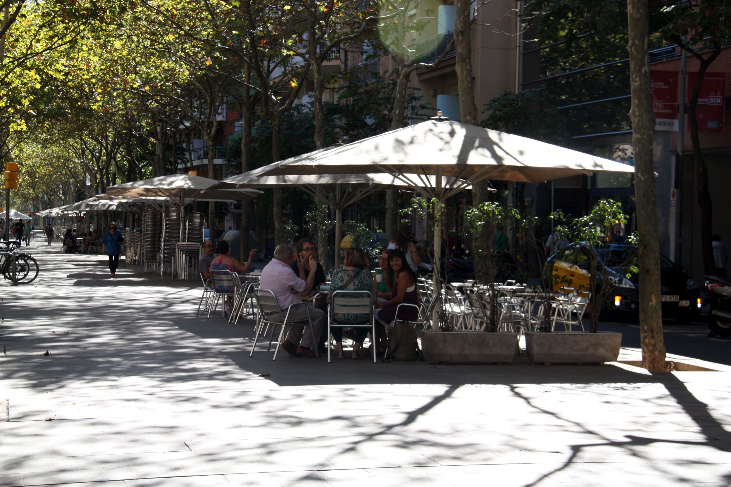 La FAVB critica Colau per la nova normativa de terrasses