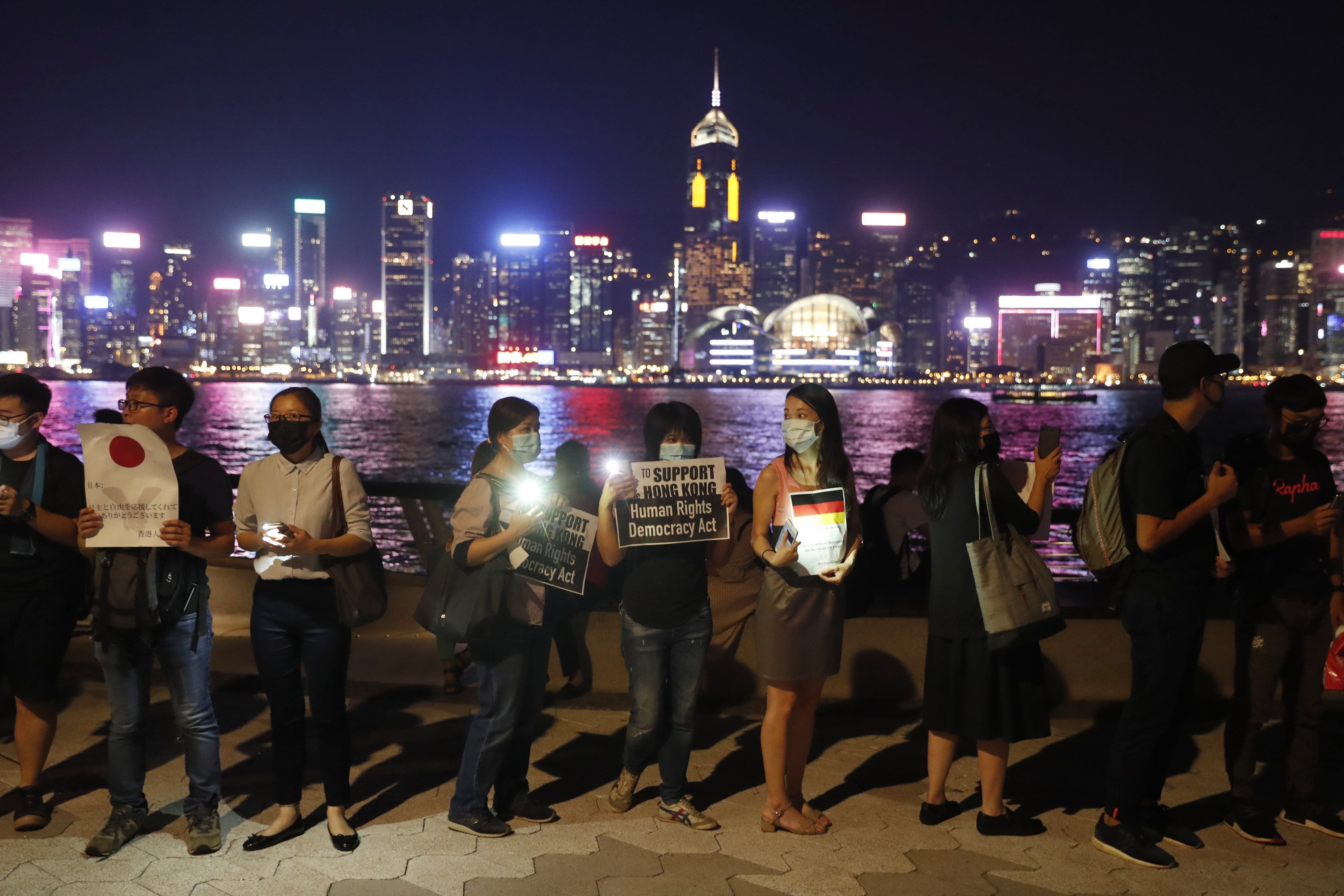 Hong Kong forma una cadena humana reclamant democràcia