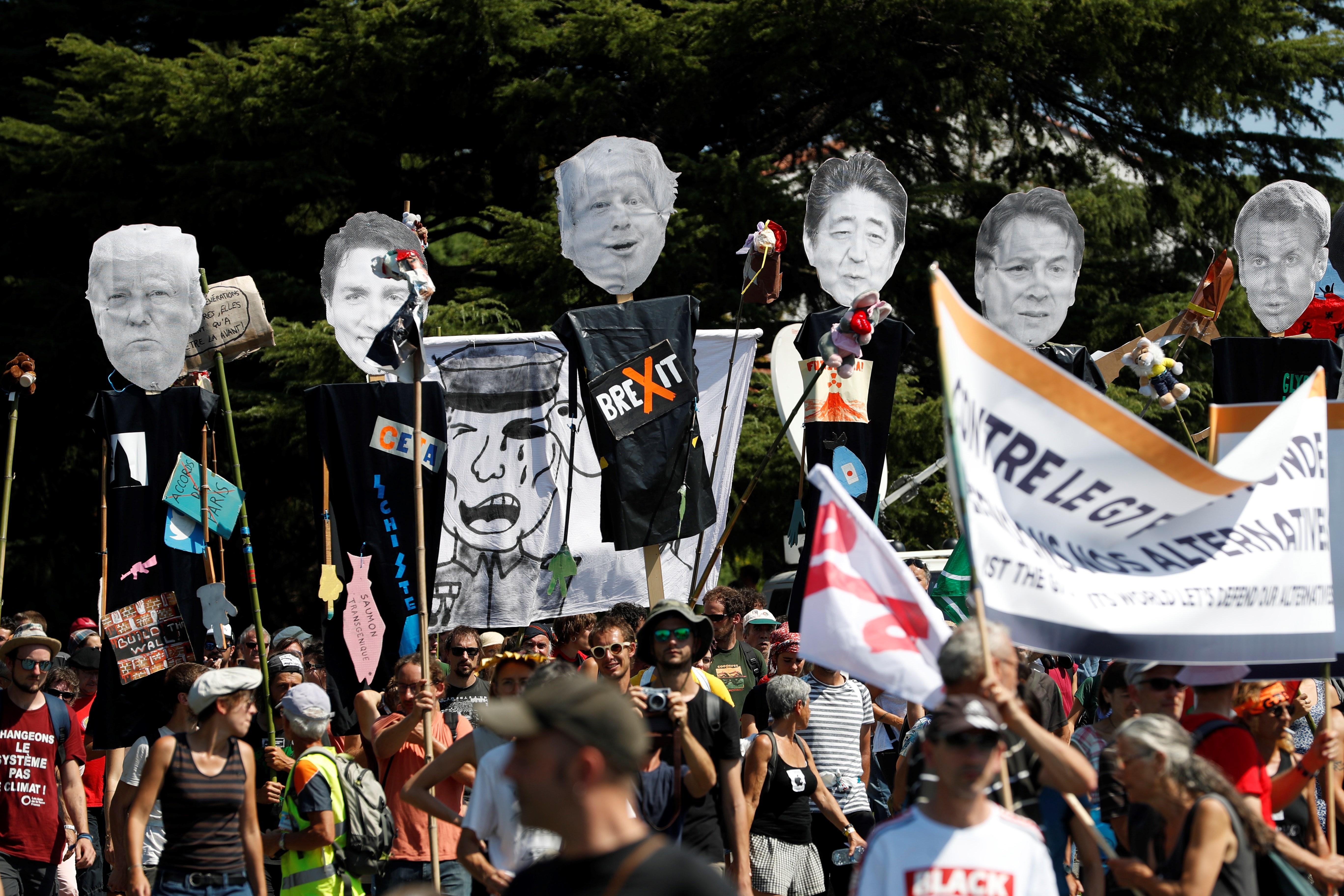 Milers de manifestants uneixen Hendaia i Irun contra la cimera del G7