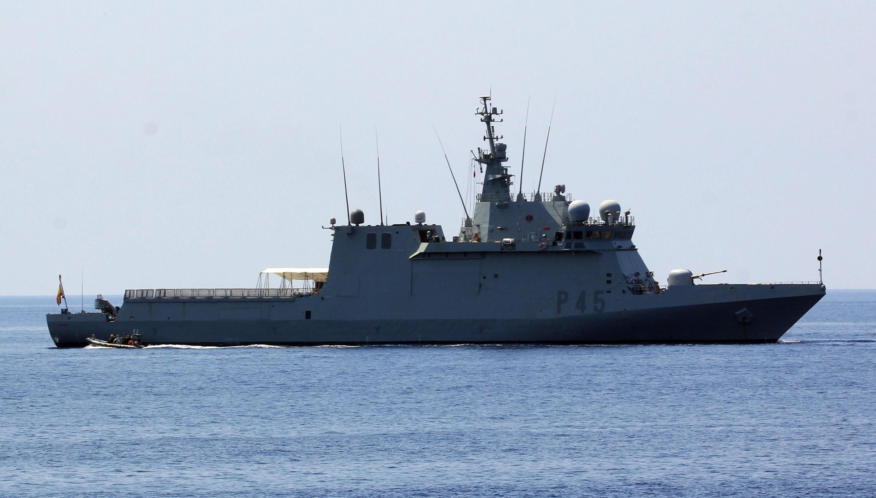 El buque de la armada es demasiado grande y no cabe en el puerto de Lampedusa