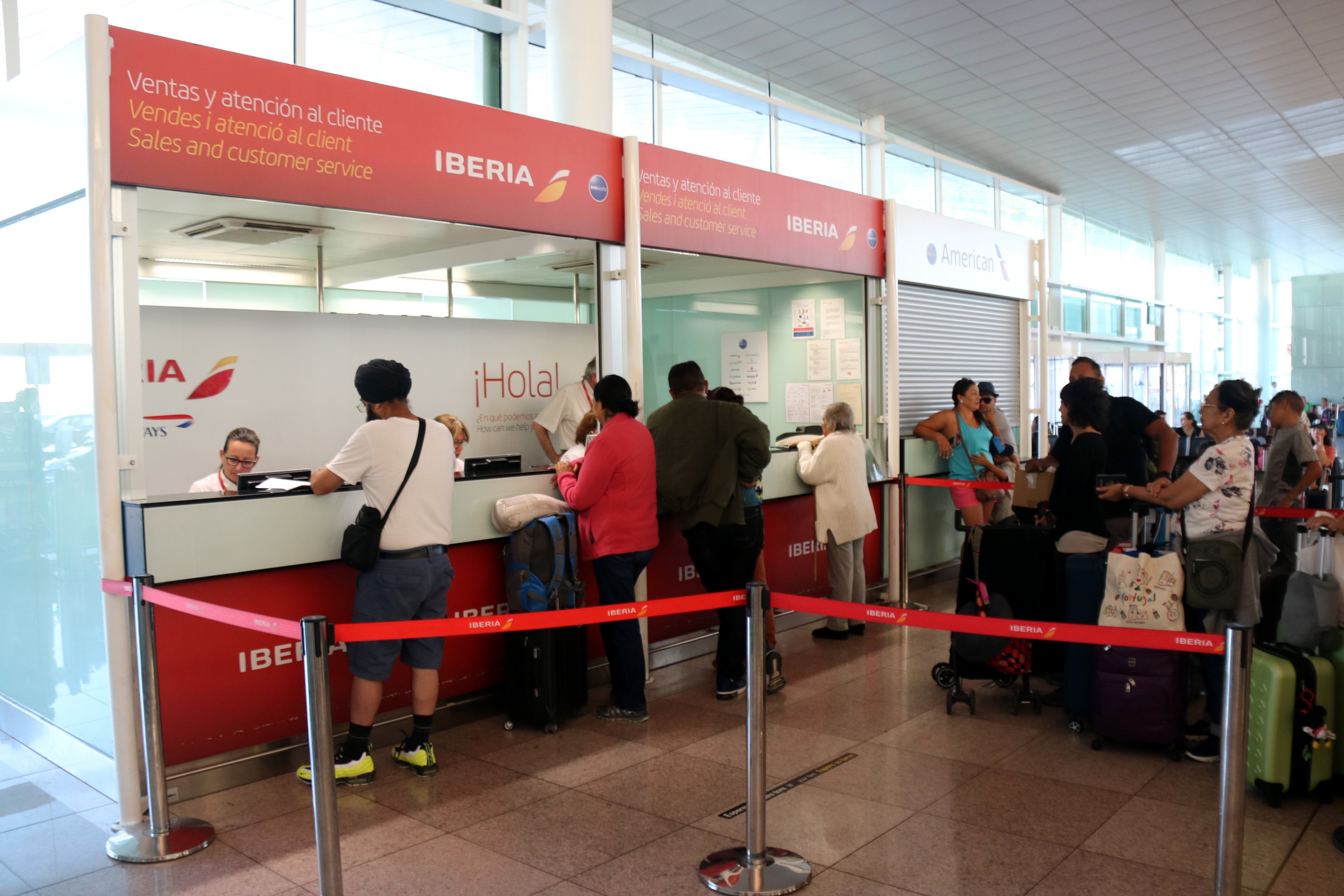 Los servicios mínimos hacen invisible la huelga de los trabajadores de Iberia en el Prat