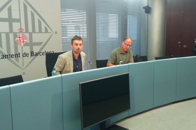 EuropaPress 2291632 El concejal Marc Serra y el director de Atención y Acogida al Inmigrante de Barcelona Ramon Sanahuja