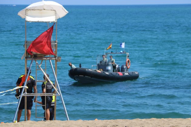 llanxa guàrdia civil platja sant sebastià artefacte barcelona ACN llanxa guàrdia civil platja sant sebastià artefacte barcelona ACN