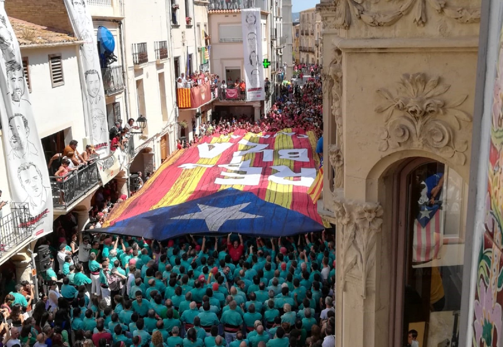 Apareix una monumental estelada a la Diada castellera de l'Arboç