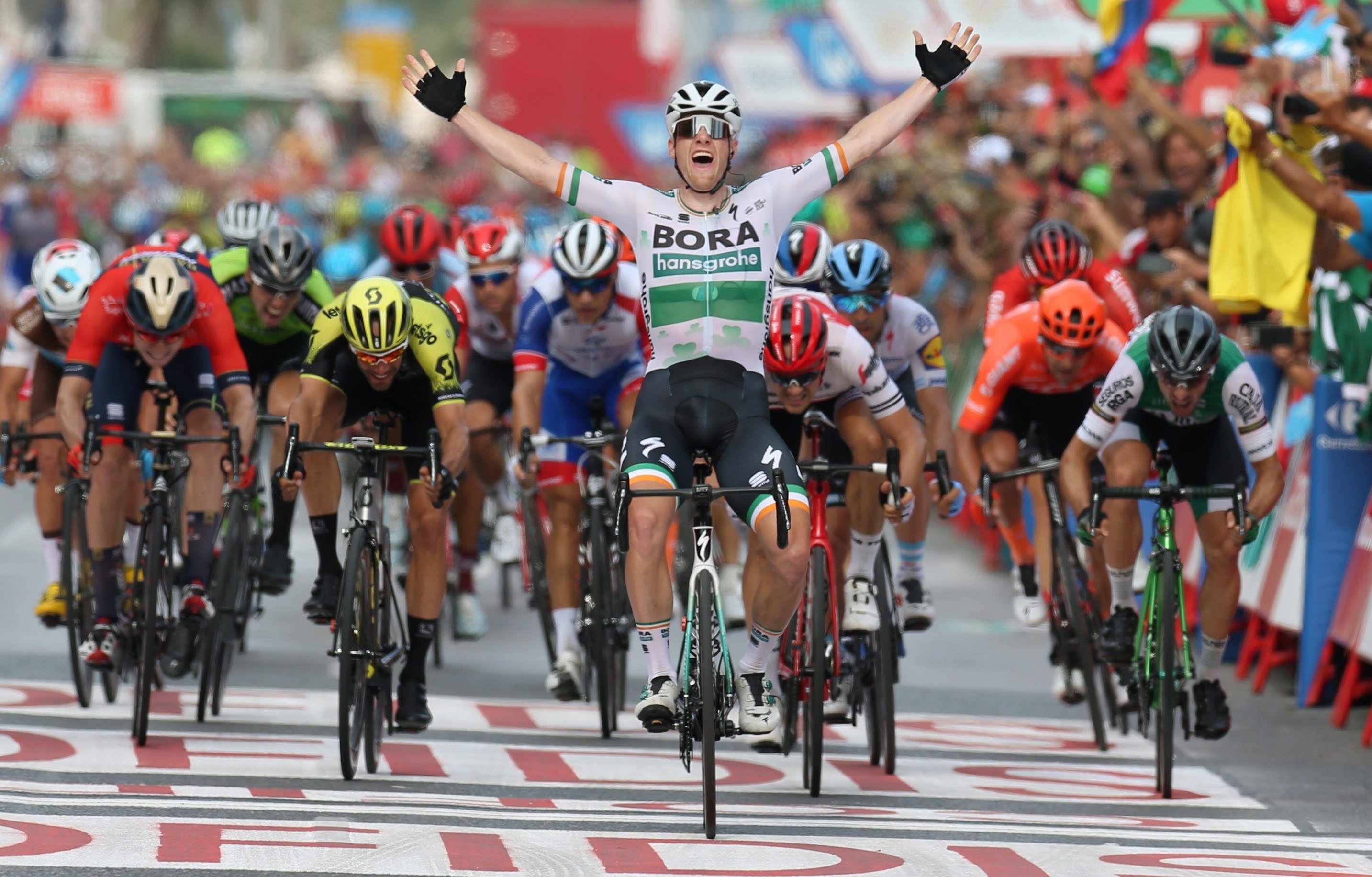 Bennett gana el primer sprint de la Vuelta