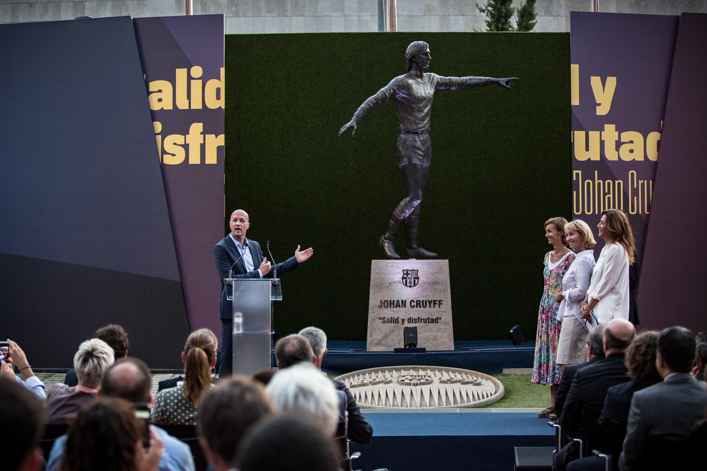 Johan Cruyff es eterno: el Barça inaugura una estatua del holandés en el Camp Nou