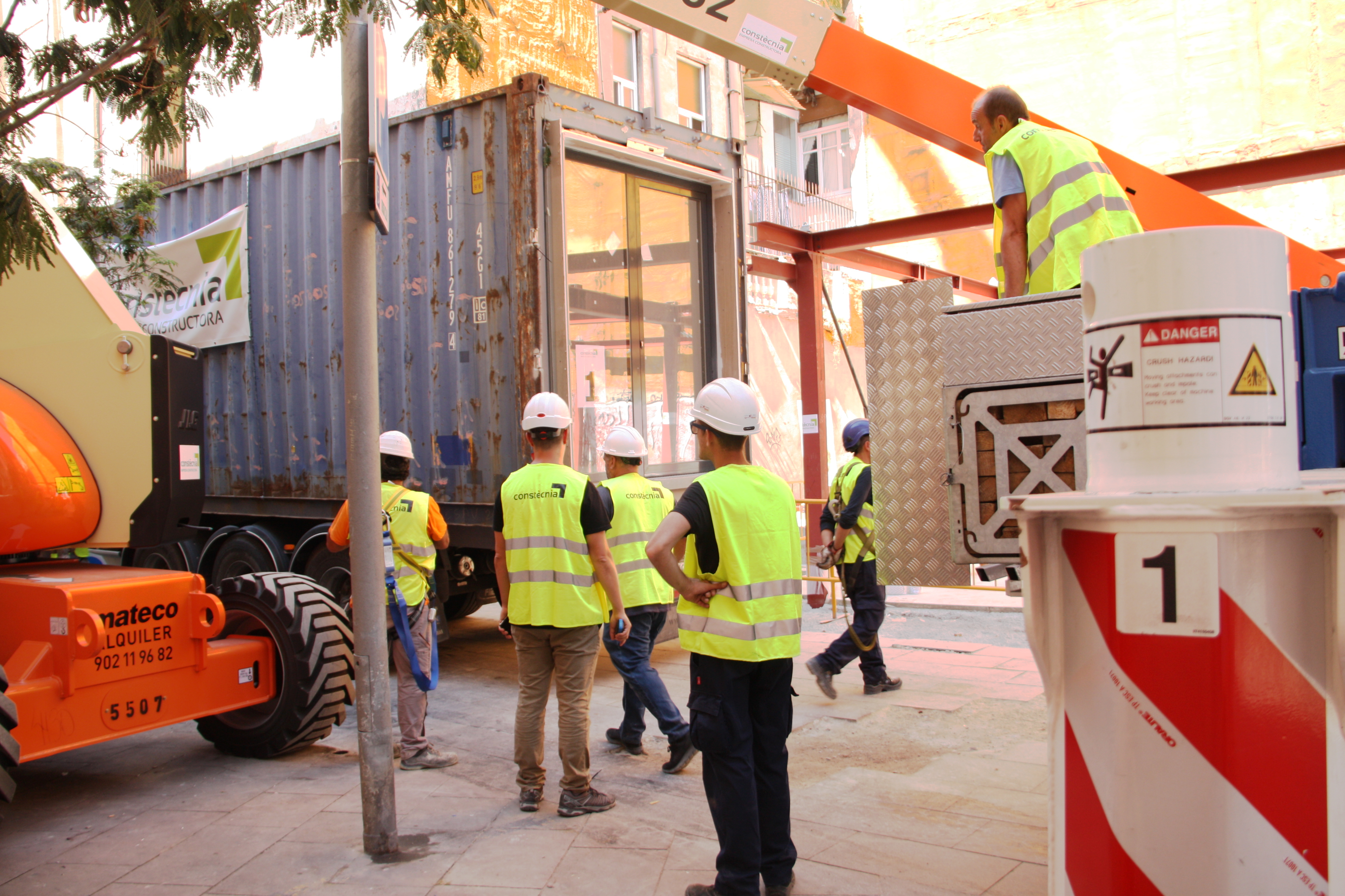 Barcelona instala los primeros contenedores como alojamientos provisionales
