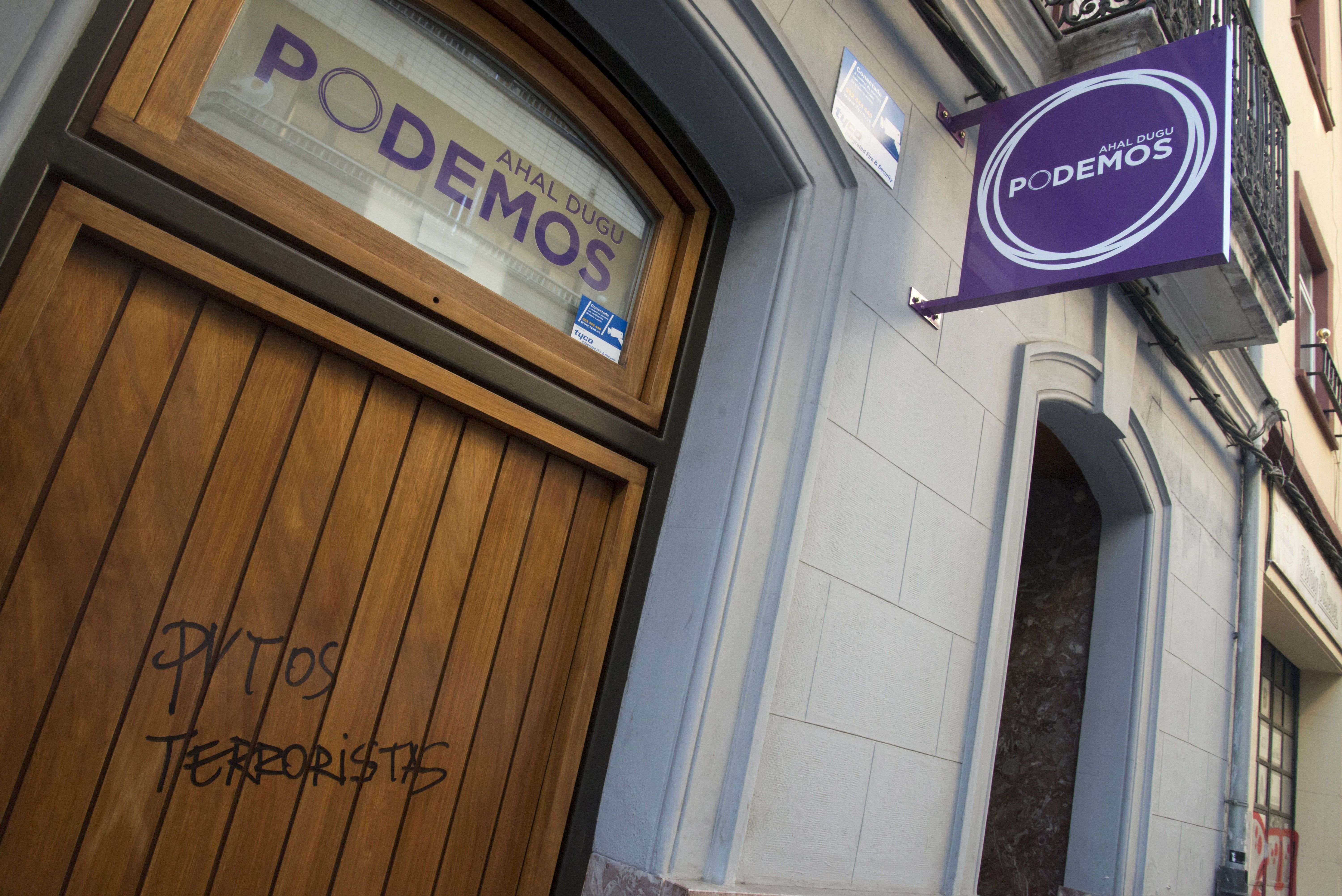 'Putos terroristas', pintada en la sede de Podemos en Vitoria