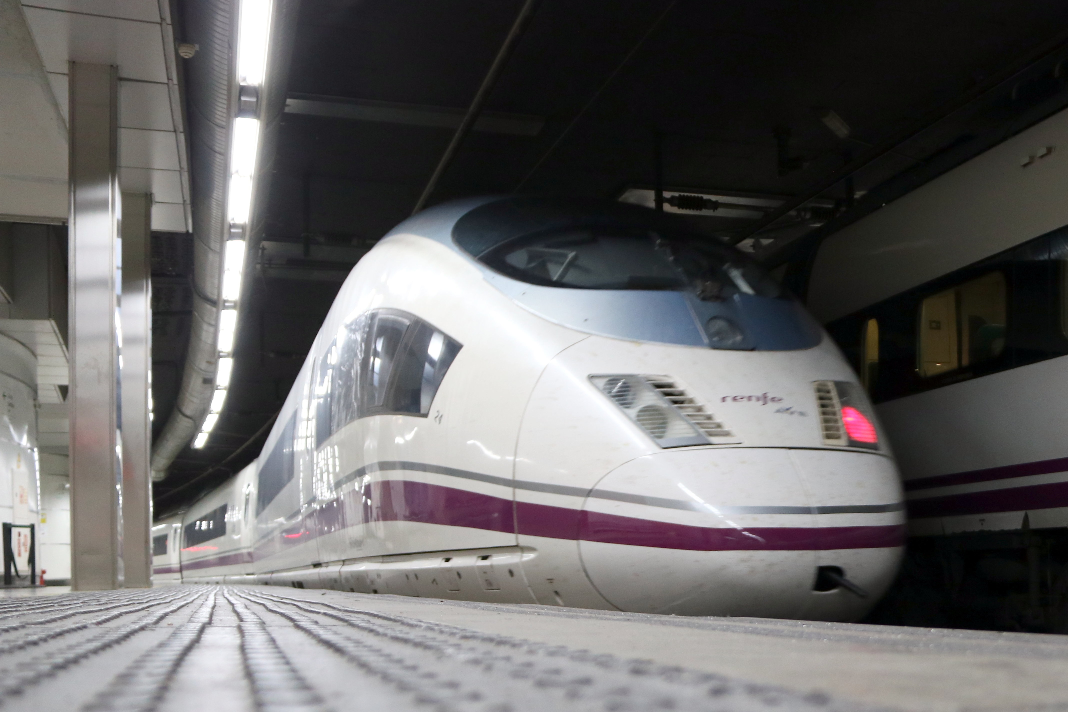 Un centenar de pasajeros, atrapados durante dos horas dentro de un AVE averiado en un túnel en Sants