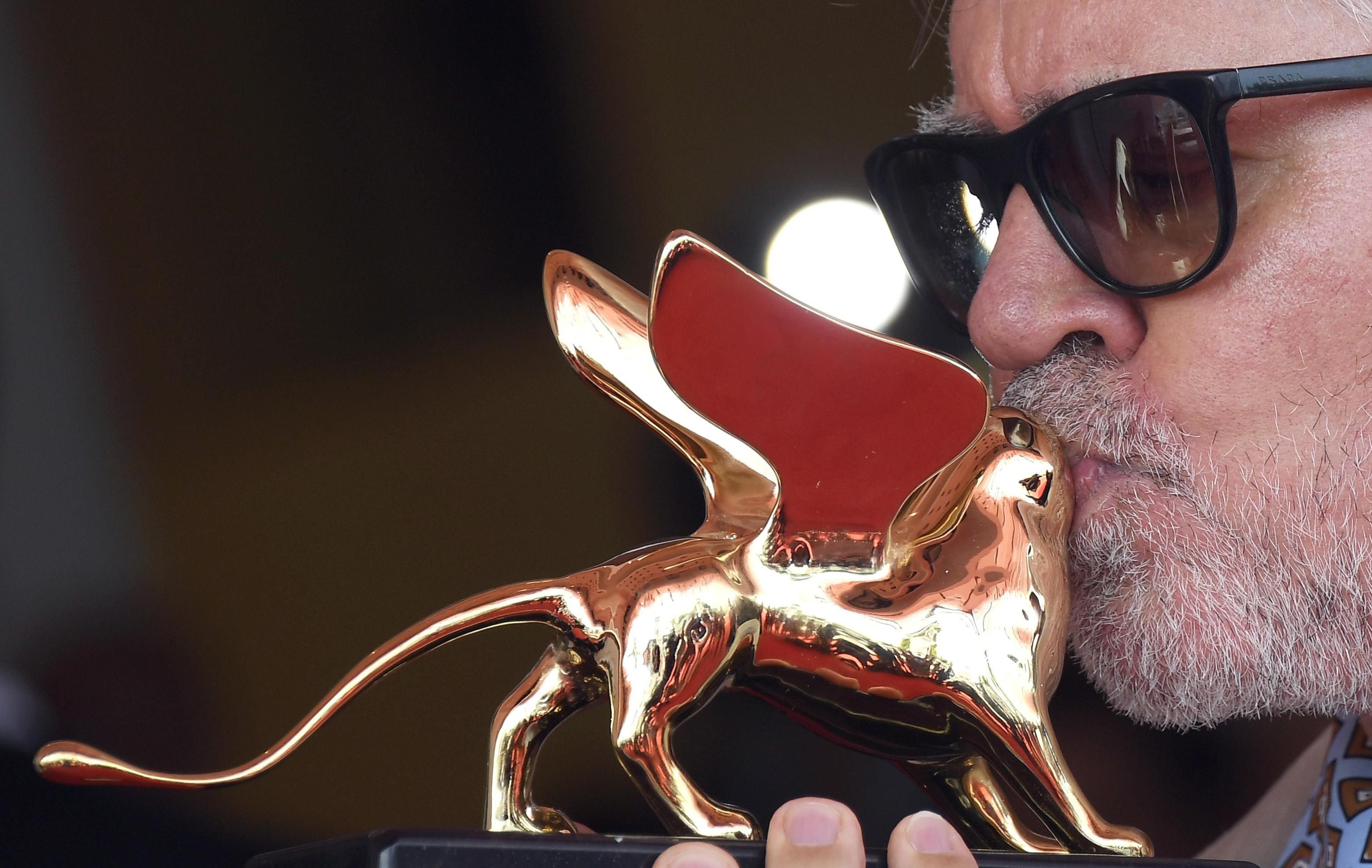 Almodóvar passa comptes amb Venècia en rebre el Lleó d'Or honorífic