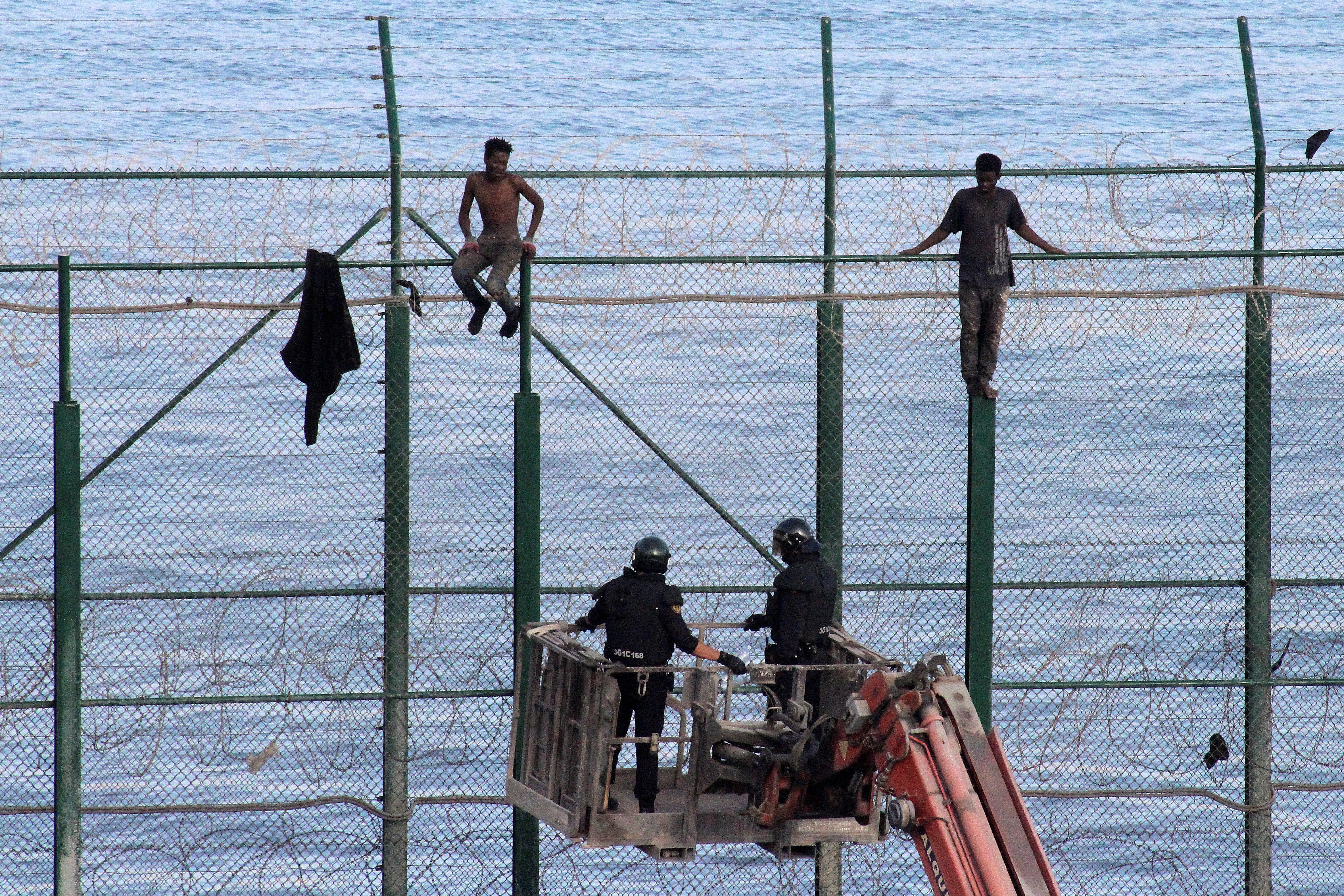 Más de 150 migrantes entran en Ceuta en la primera incursión en grupo en un año