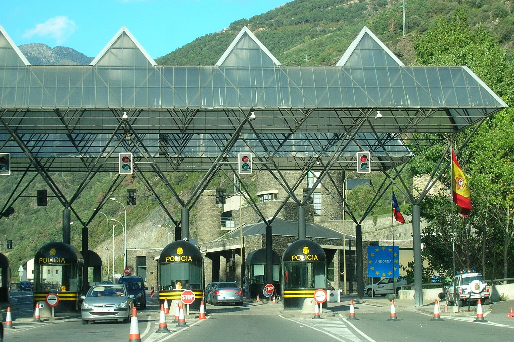 Los menores que viajen solos al extranjero necesitarán una autorización