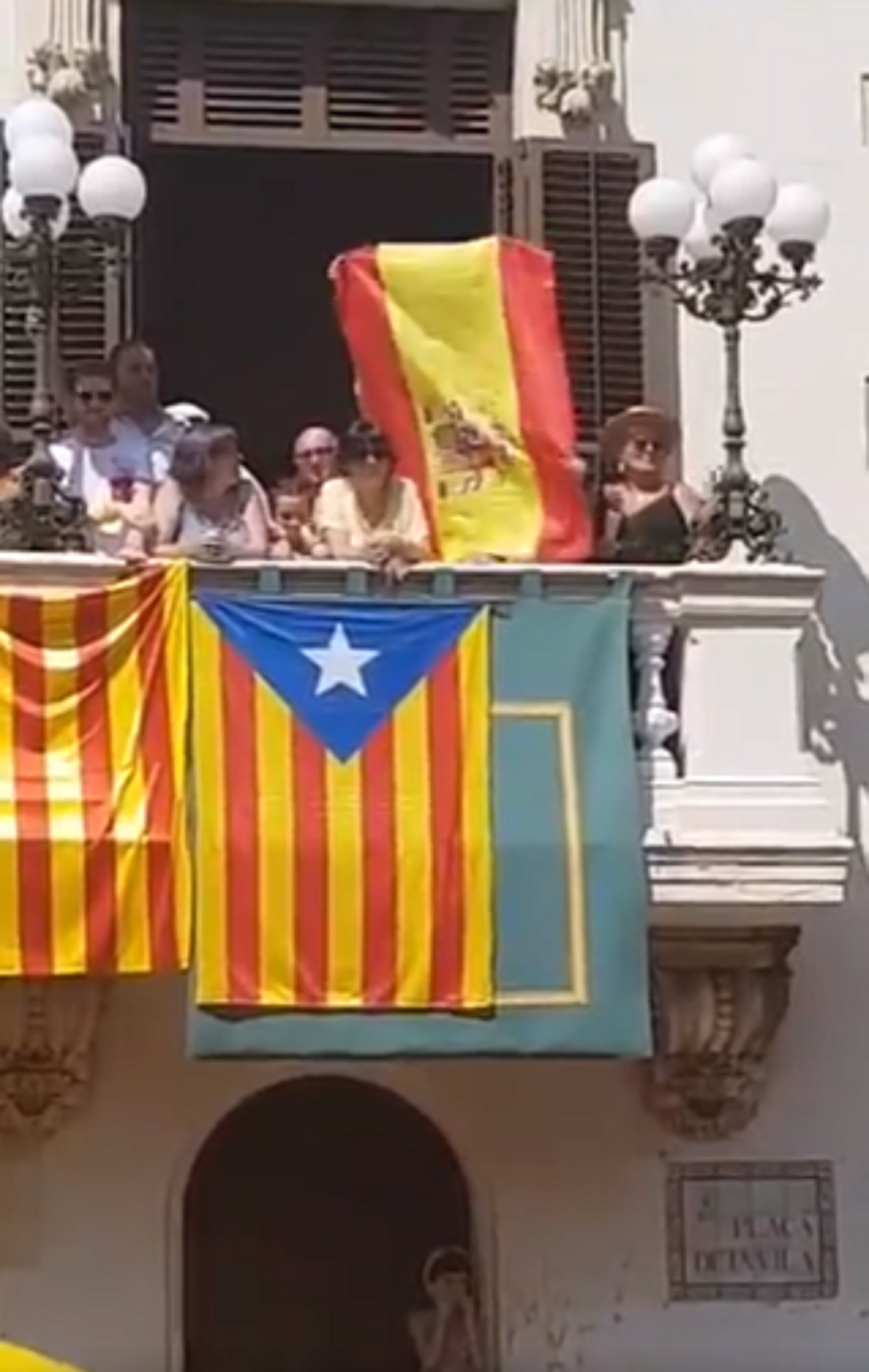 Cs town councillor booed for Spanish flag "provocation" at Catalan 'festa major'