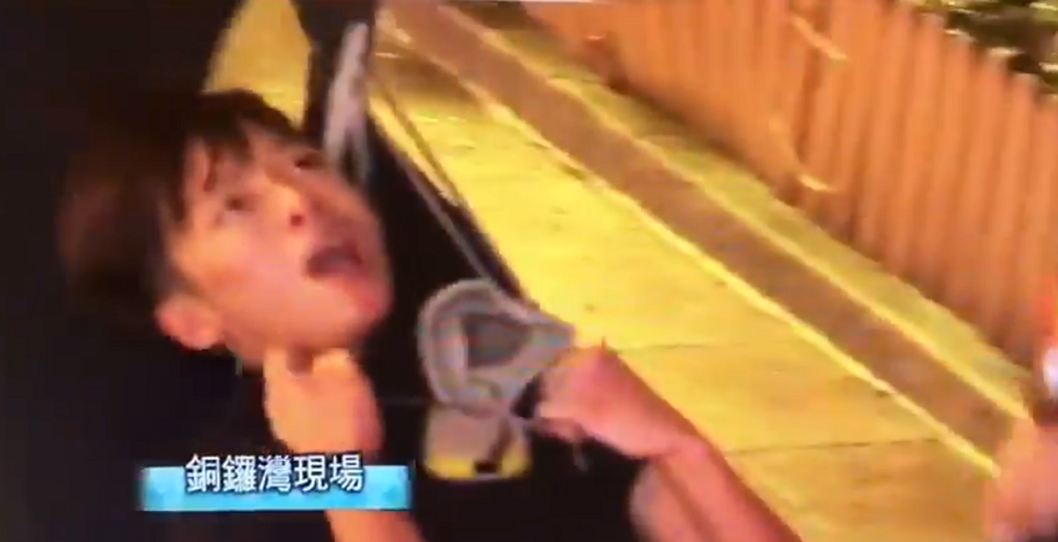 VÍDEO | Cargas policiales dentro del metro en Hong Kong