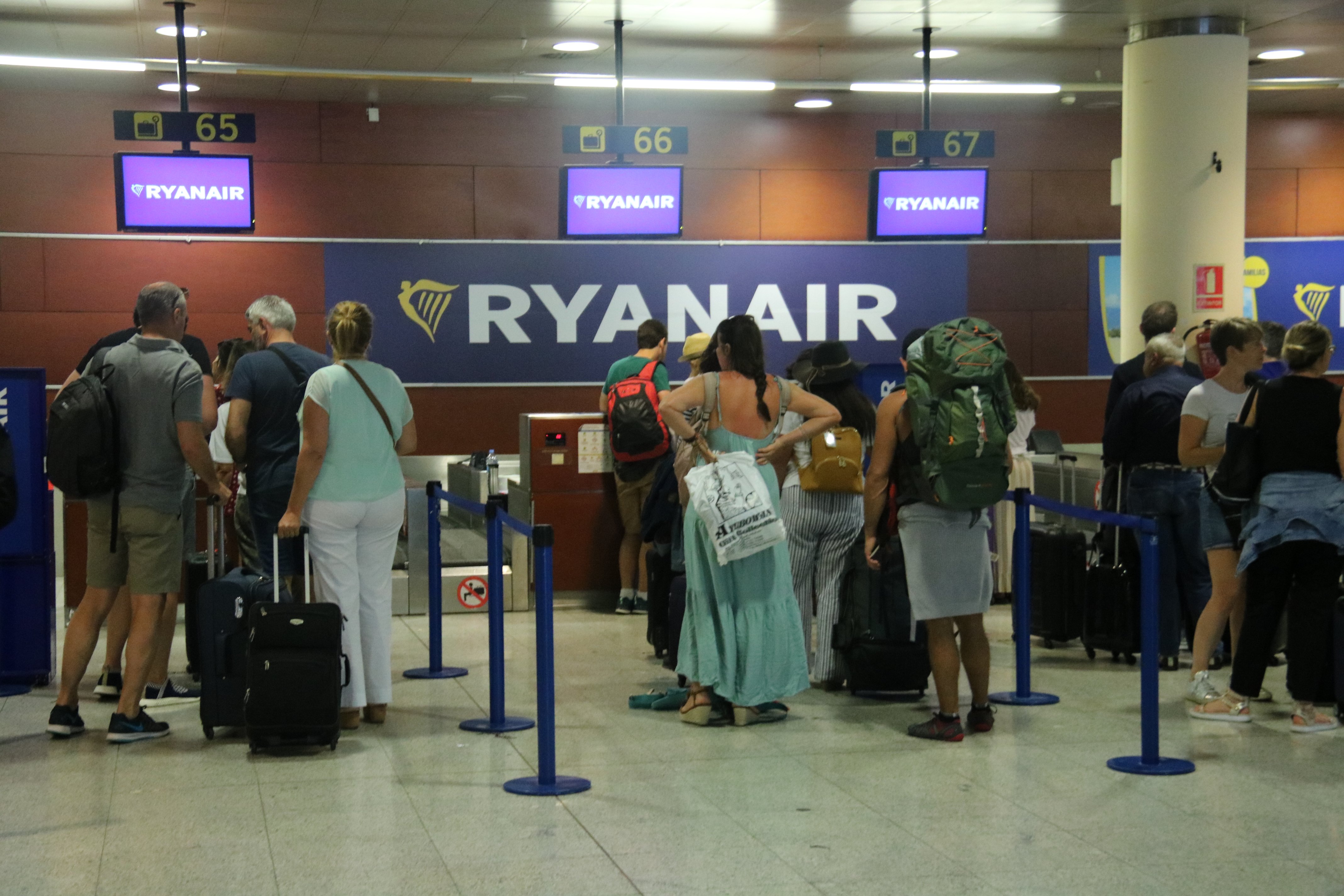 Els sindicats denuncien que Ryanair vulnera el dret de vaga