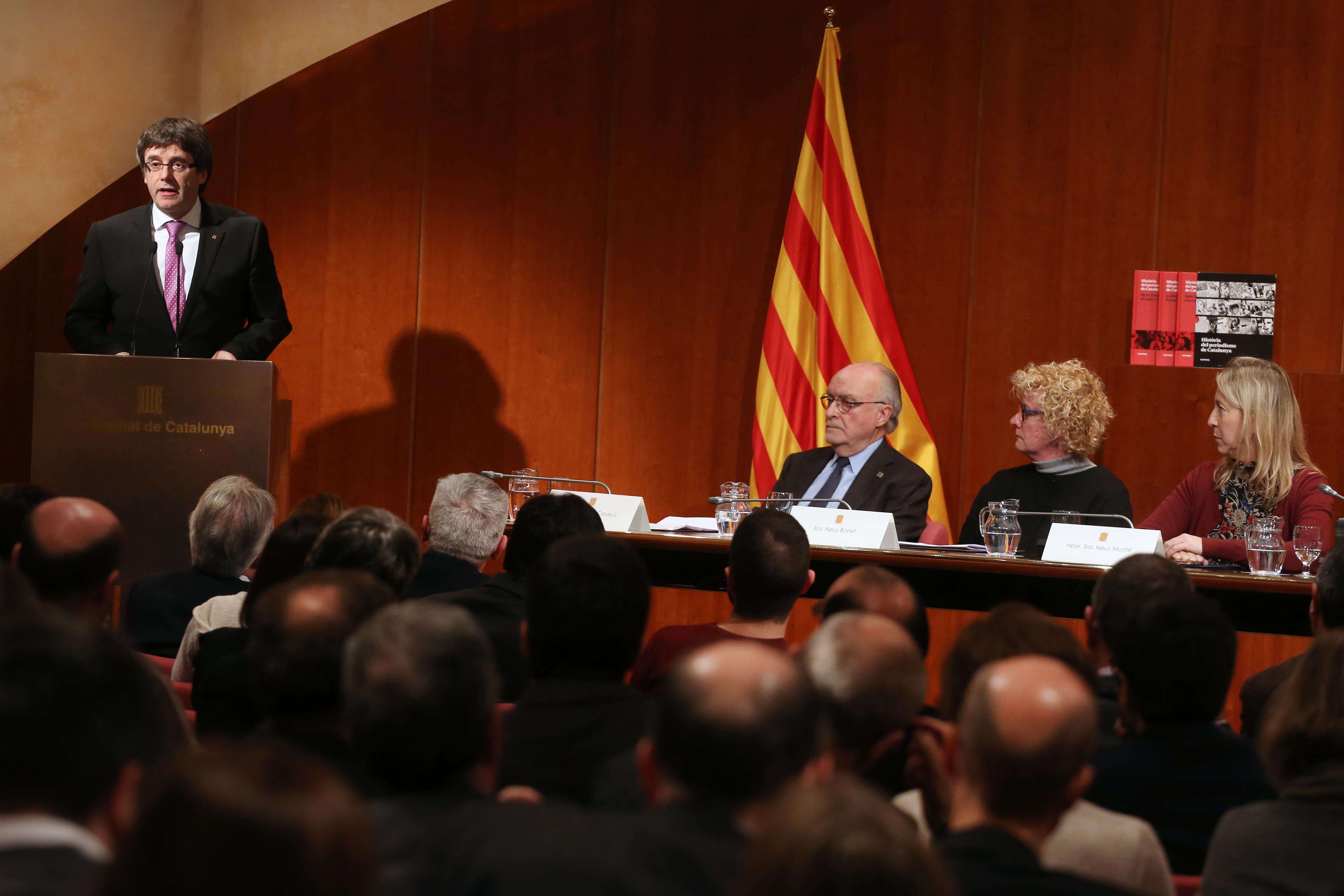 Puigdemont: "El periodisme ens recorda el compromís quotidià amb la democràcia"