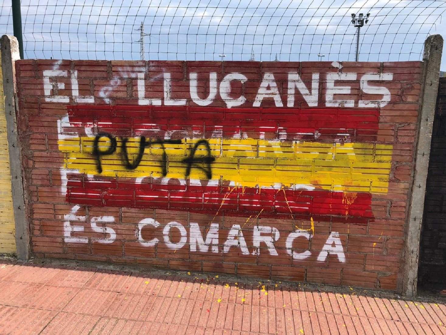 Atac vandàlic contra llaços i la pancarta de suport als presos a Prats de Lluçanès