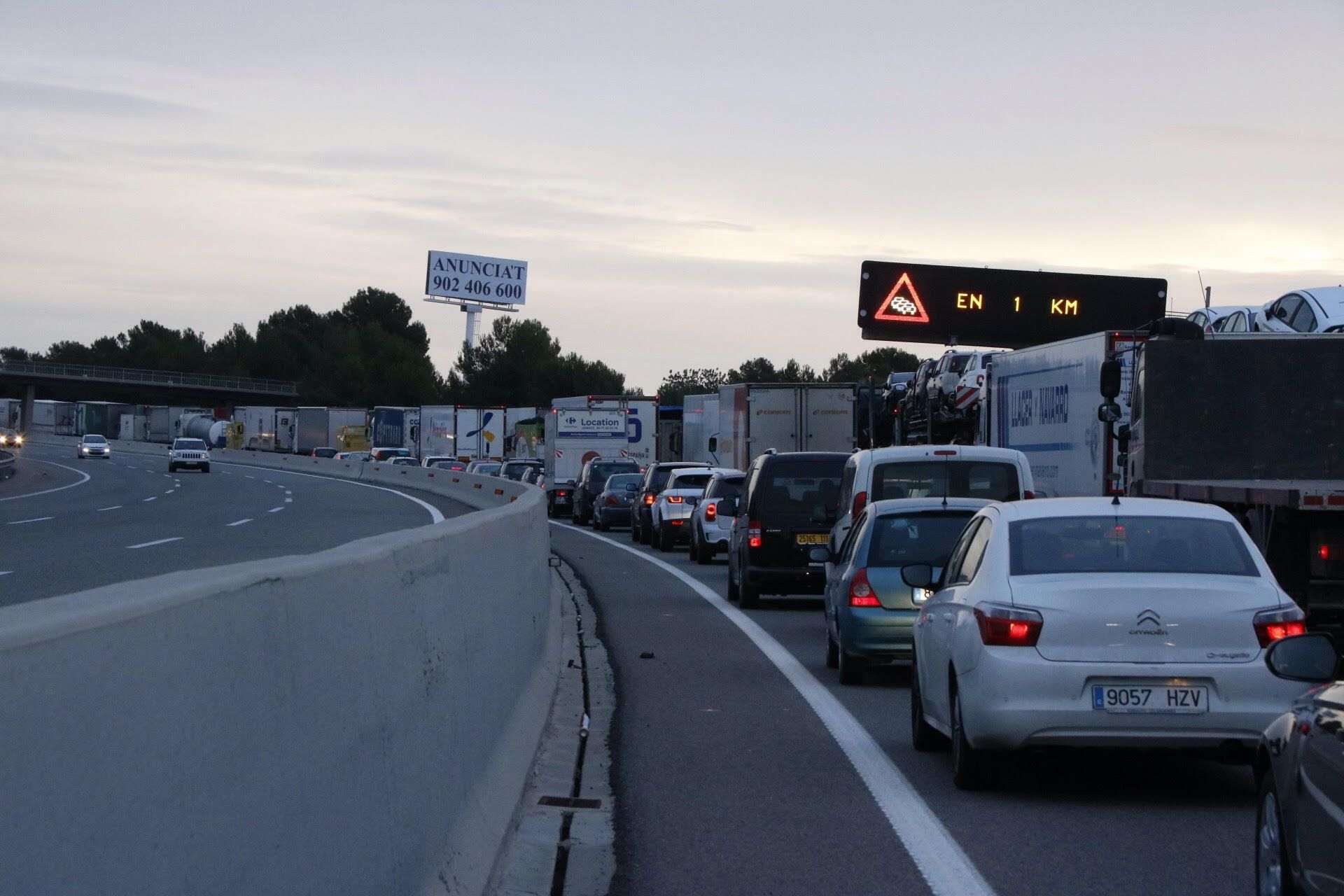 Tallada durant hores l’AP-7 a Banyeres del Penedès per un xoc entre dos camions