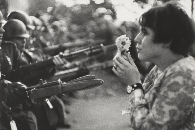 marc riboud lyon 1923 paris 2016 i la noia amb la flor i 1967 copia en gelatina de plata 26 4 x 36 cm collectio