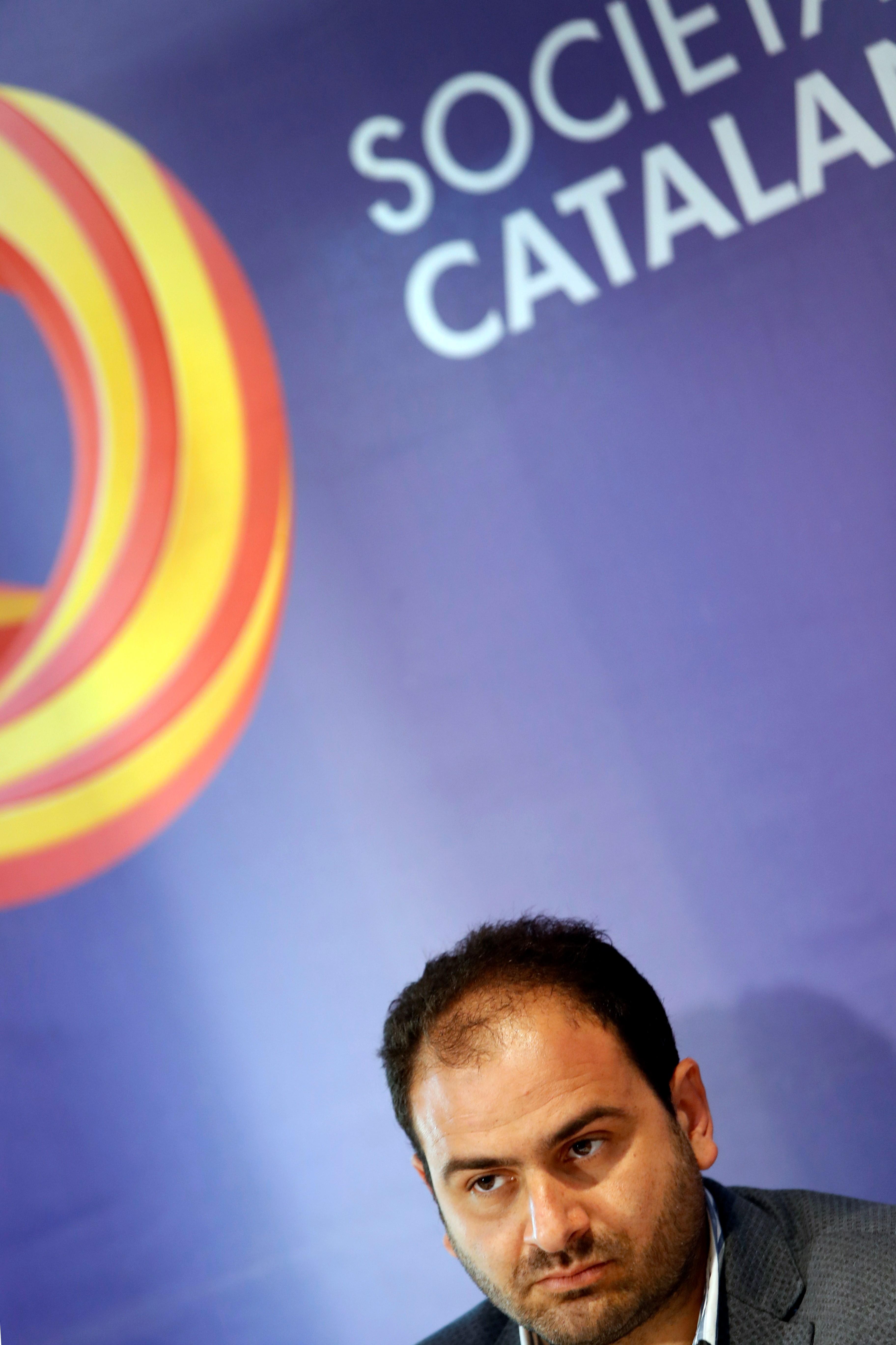 Societat Civil amenaça amb denunciar els ajuntaments amb banderes no oficials