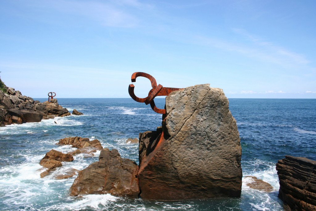 Pintan lazos amarillos en el 'Peine del Viento' de San Sebastián