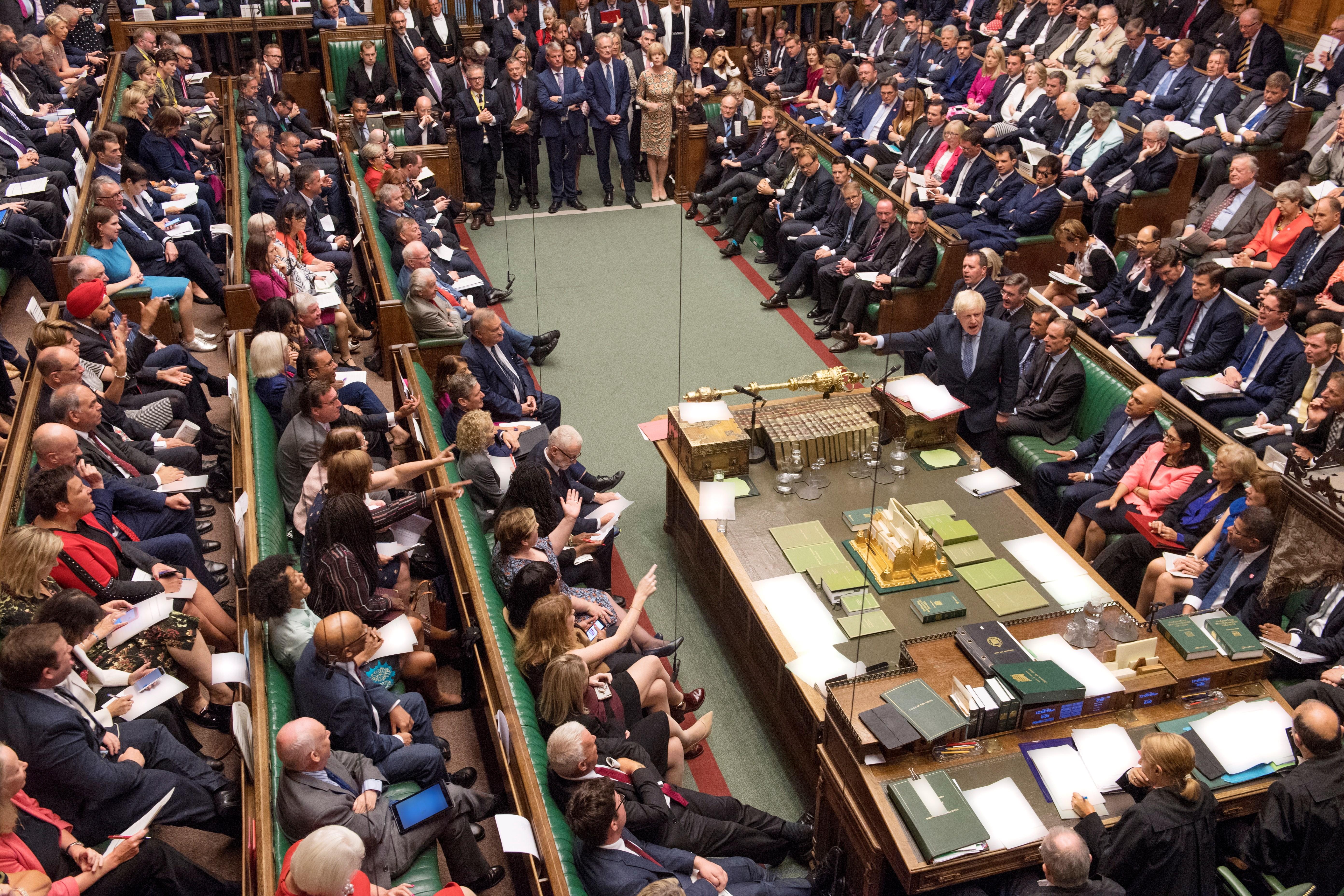 El Parlamento británico bloquea el Brexit duro y Johnson reclama elecciones