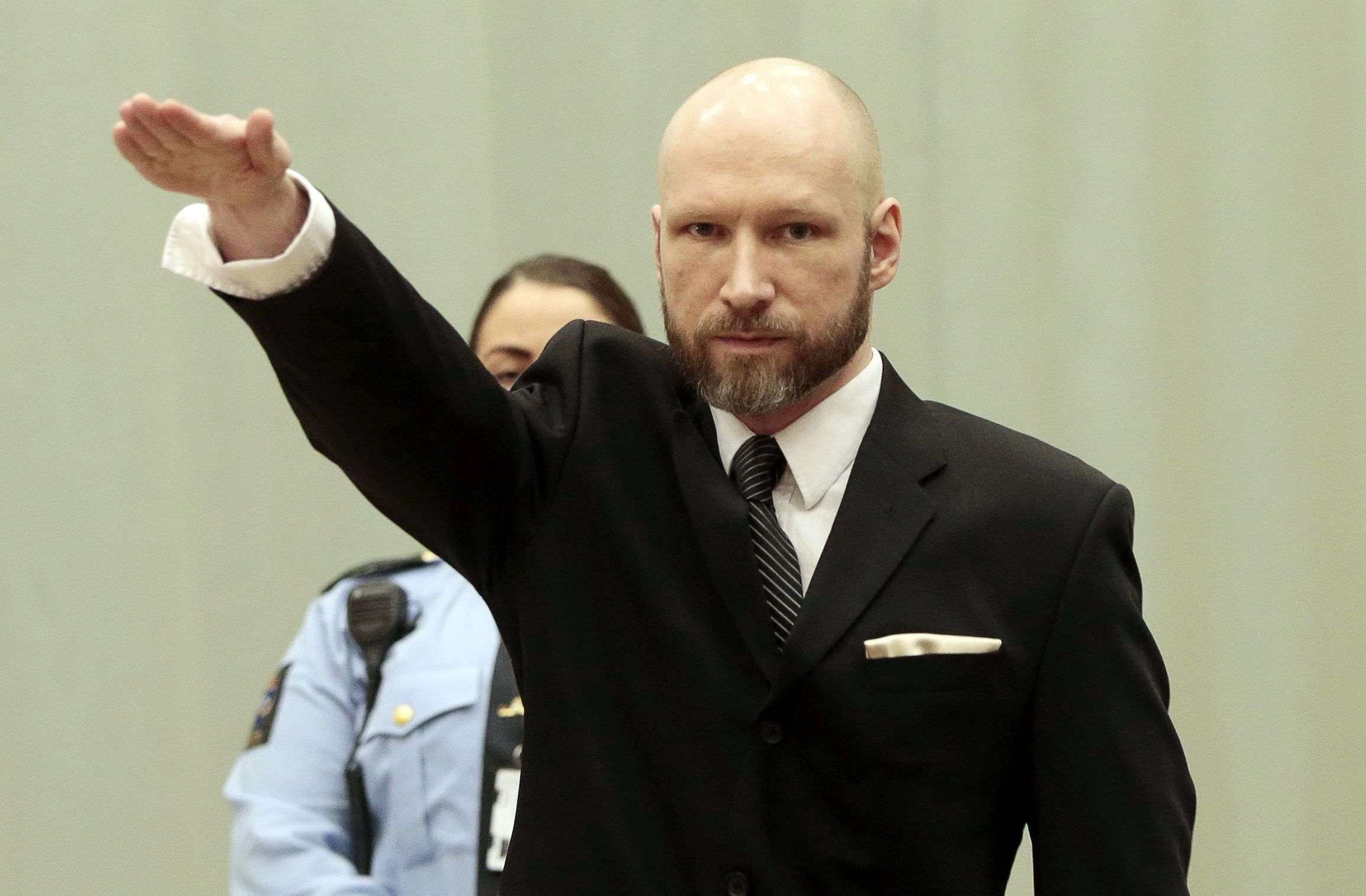 Breivik vuelve a hacer el saludo nazi ante un tribunal noruego