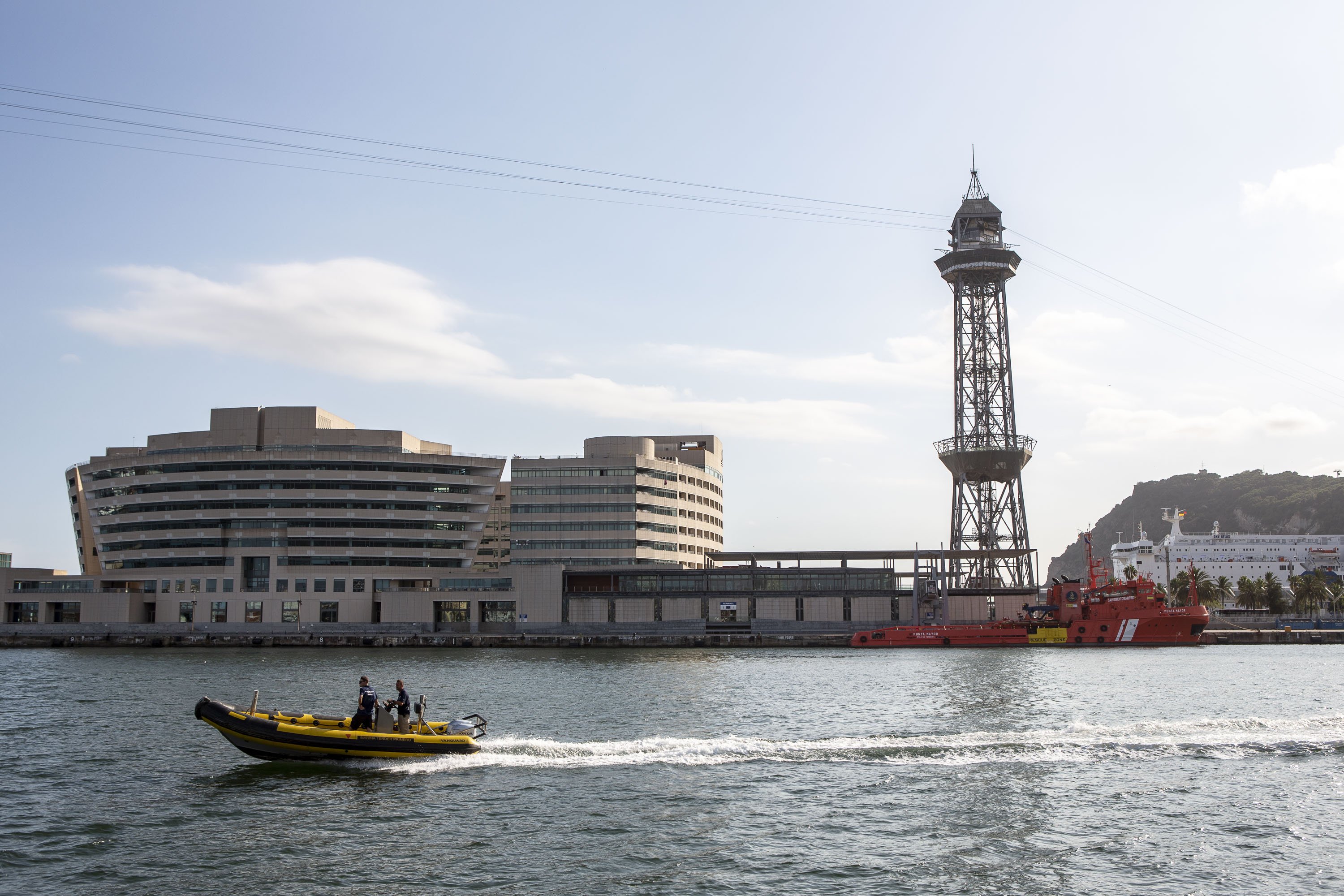 Un crucero con una tripulante con coronavirus atraca en el puerto de Barcelona