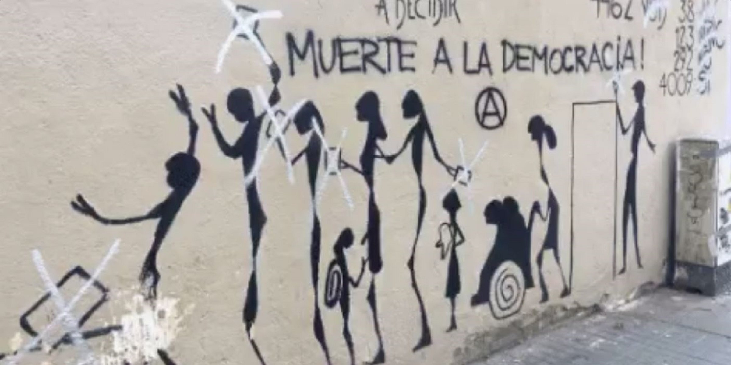 Ataquen un mural de l'1-O a Sant Andreu: "Muerte a la democracia"