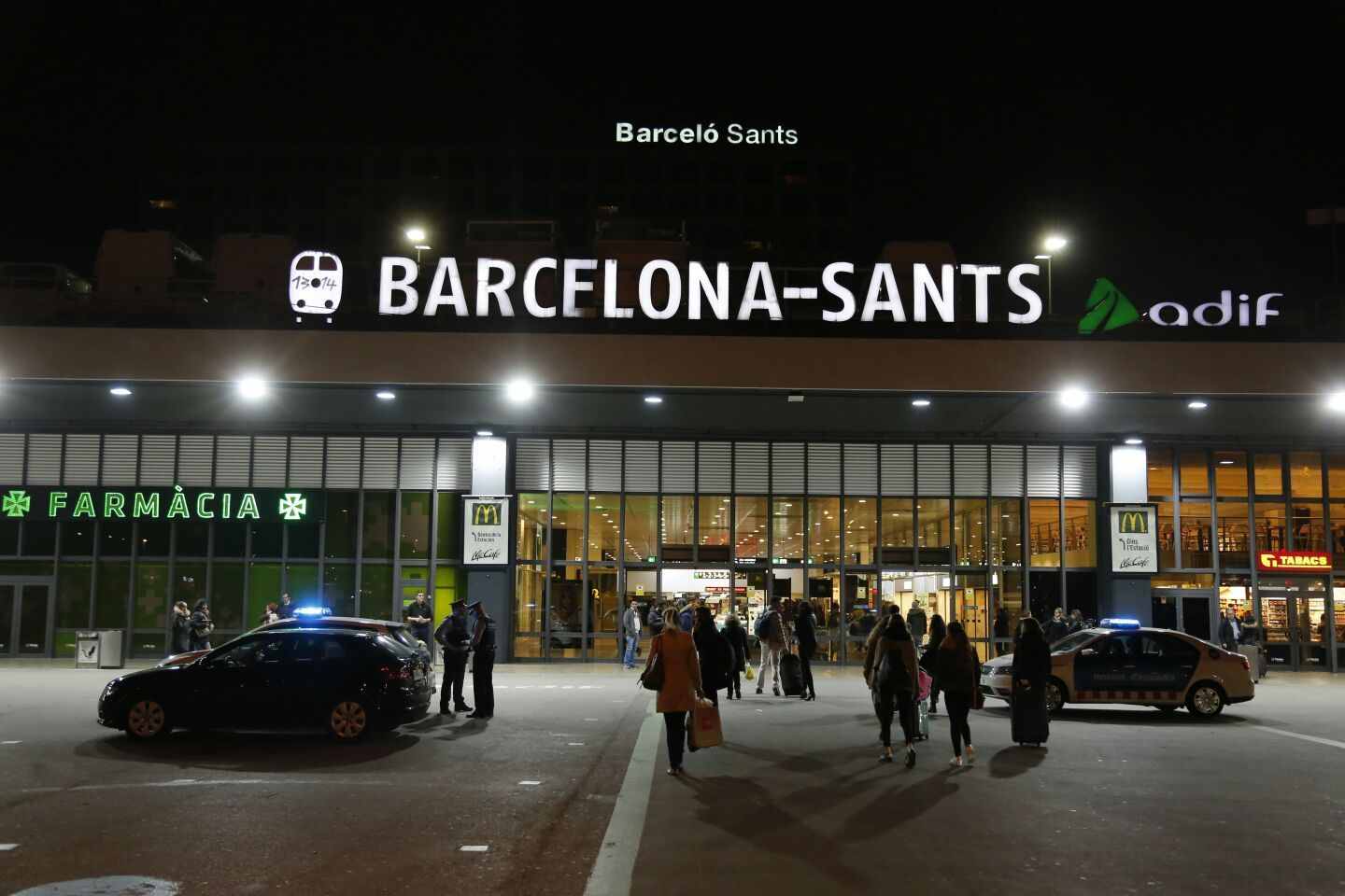 Encuentran unos restos humanos debajo de un AVE en la estación de Sants