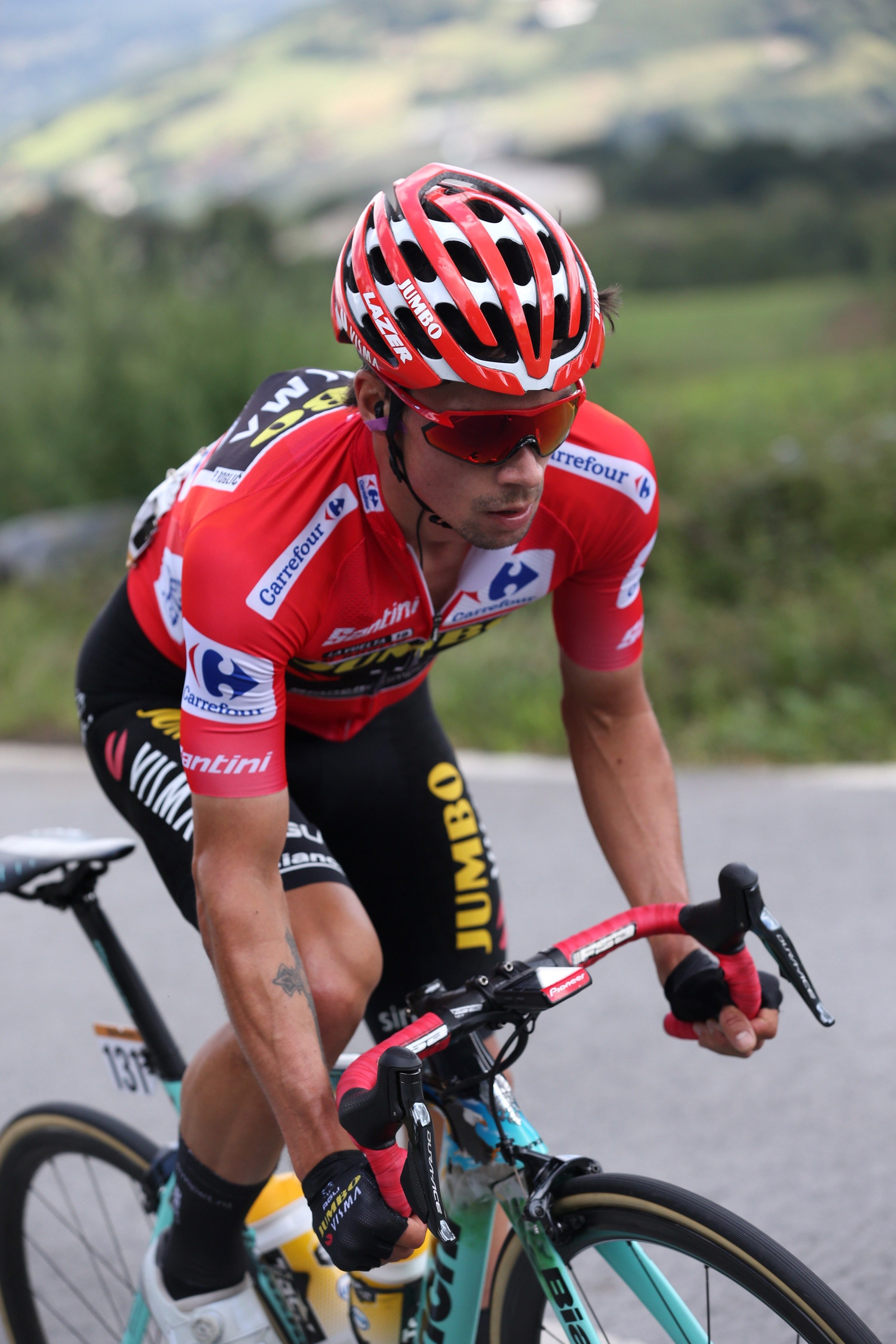 Un final accidentado en Oviedo no evita que Roglic siga líder de la Vuelta