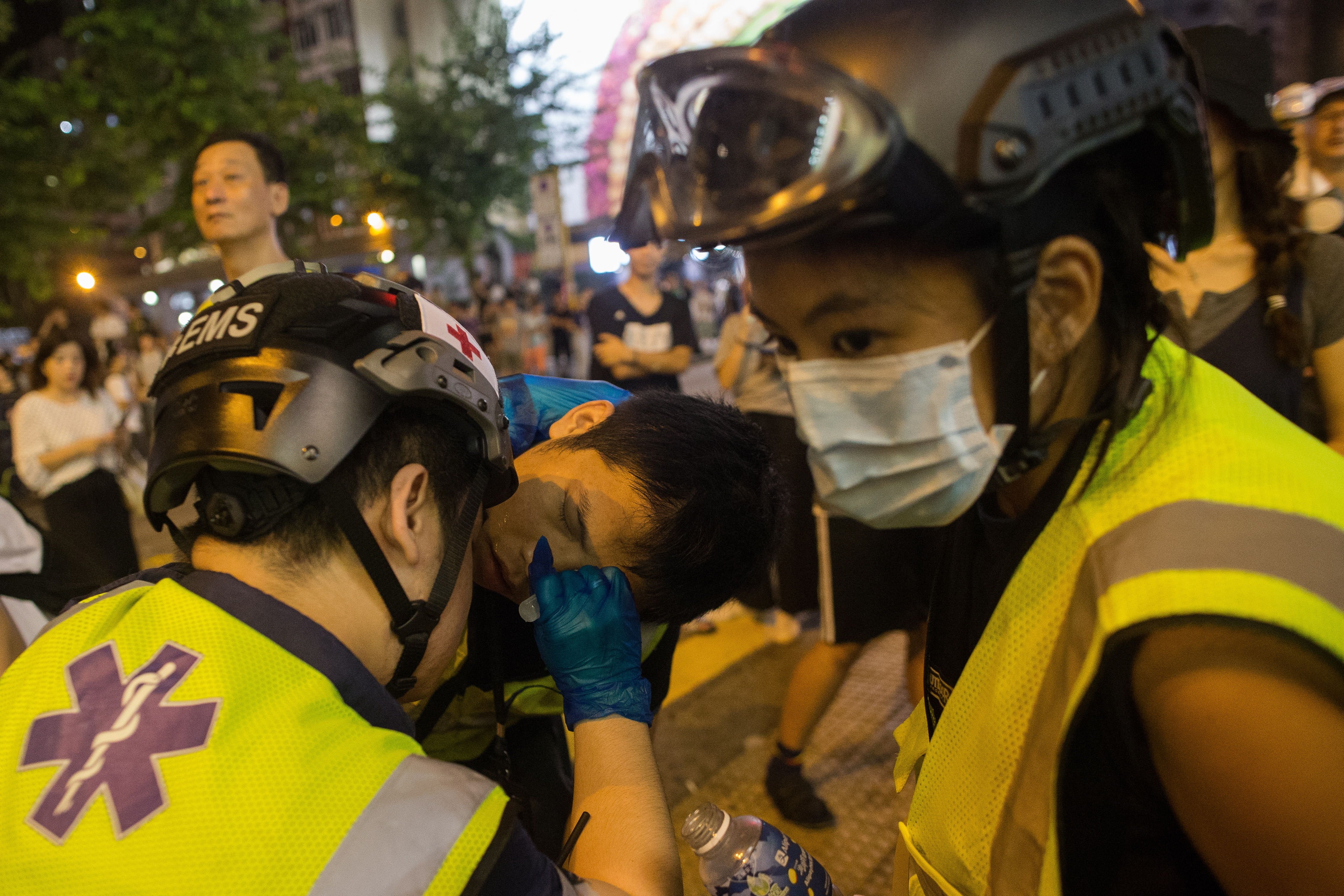 Manifestantes en centros comerciales de Hong Kong al no poder ir a aeropuerto