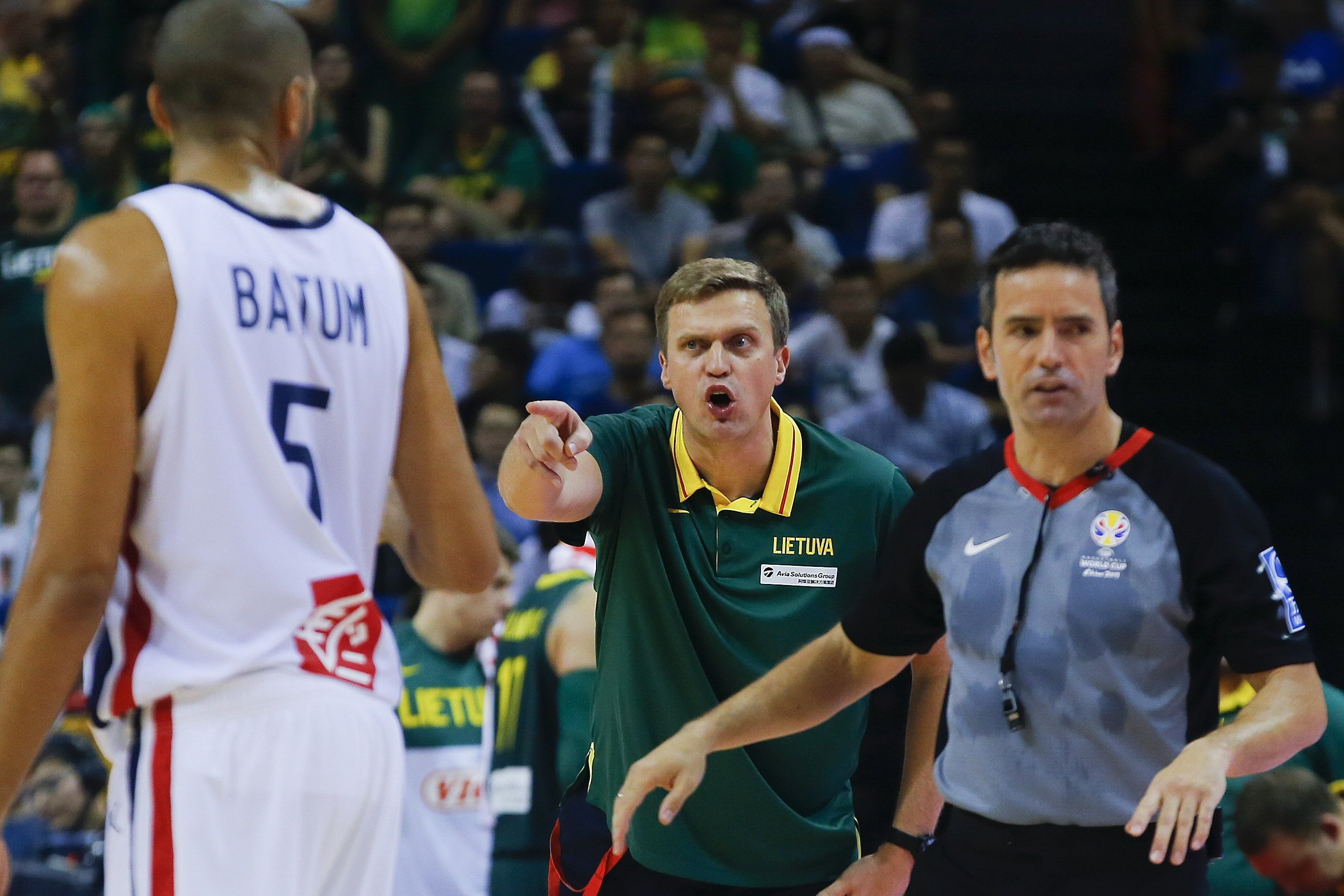Expulsan a un árbitro español del Mundial de Baloncesto por un error que perjudicó a Lituania