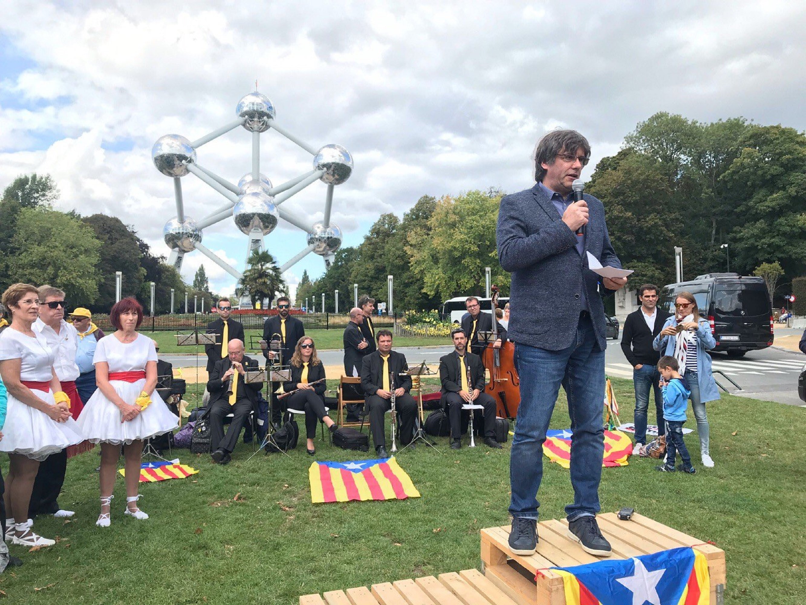 Puigdemont fa una crida a la "unitat com a poble", més enllà dels partits