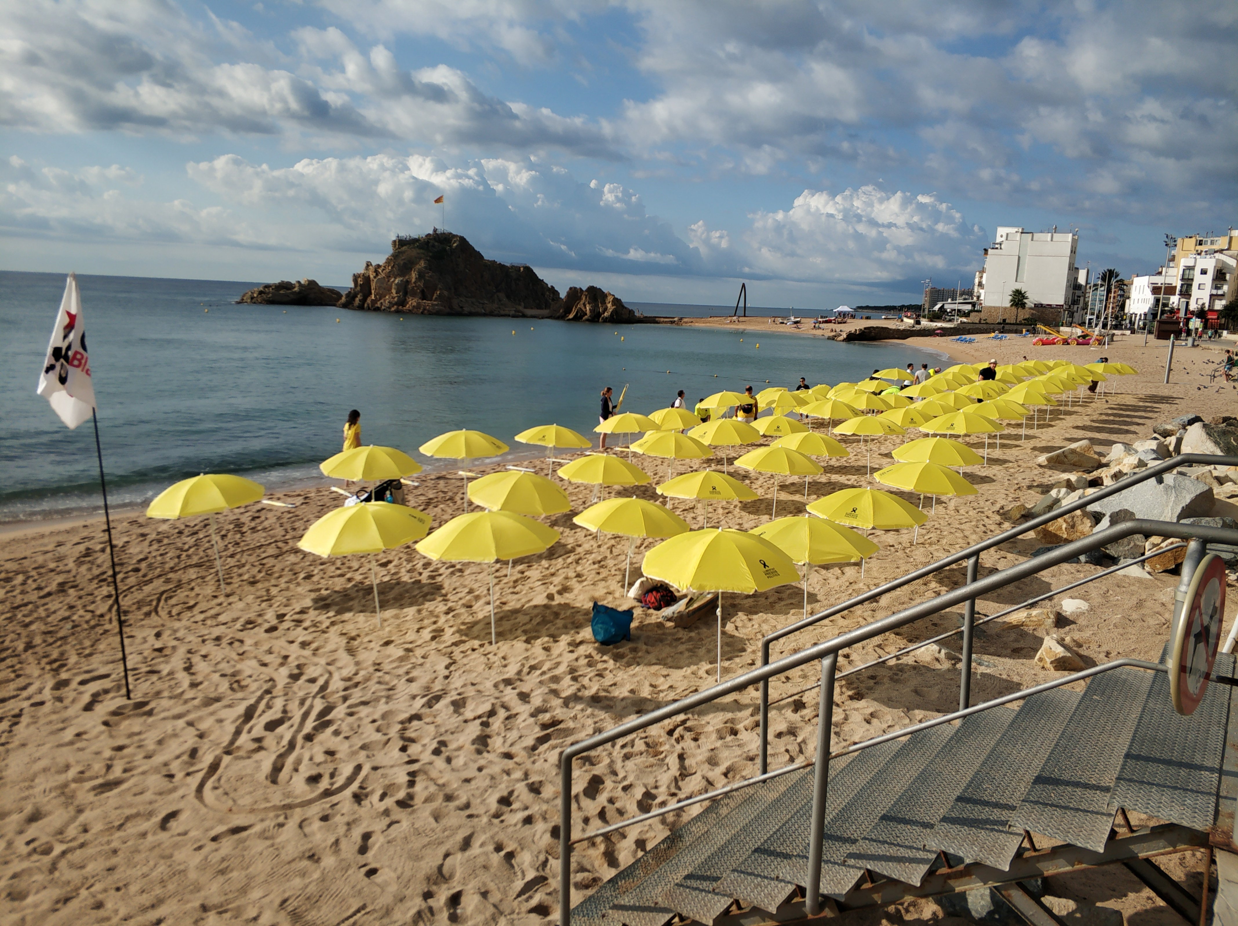 El CDR de Blanes planta un centenar de umbrelas amarillas en la playa por los presos políticos