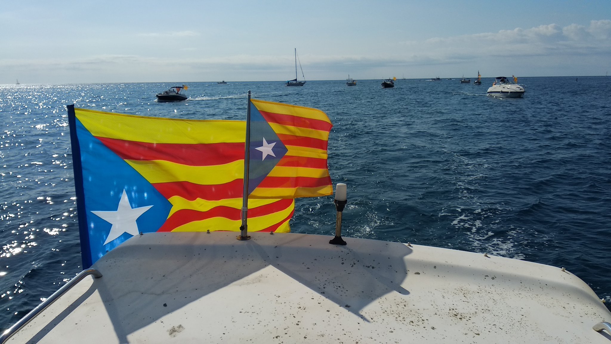 Centenares de personas reivindican la independencia en el litoral catalán